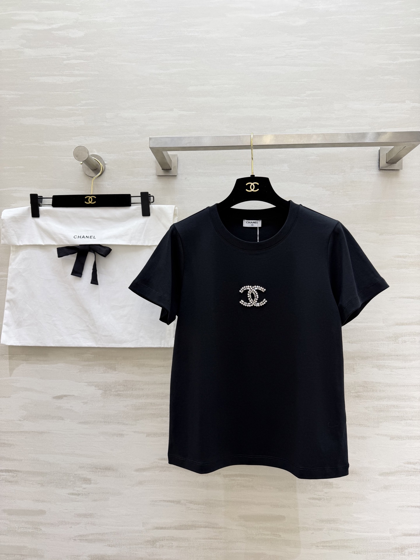 NO:734841,#Chane Spring and Summer New Style Double C beaded short-sleeved T-shirt. Wear elegance into daily life. Swarovski diamond double C logo. The minimalist version has a sense of relaxation. The soft high-count cotton is breathable and skin-friendly. Paired with jeans, it will be a casual lady. Paired with a skirt, it will instantly create a gentle atmosphere. Unlock N styles in one piece. Close your eyes and avoid stepping on thunder. High-quality customization  Available in stock now: size 36/38/40 (size 36, shoulder width 37, bust 88, length 59), chanel, swarovski, skirts, jeans, T-shirt, tees, t-shirt,19860909#Chane春夏新款 双C重工钉珠短袖T恤 把优雅穿成日常 施华洛世奇钻双C标 极简版型自带松弛感 软乎乎的高支棉透气又亲肤 配牛仔裤是随性大小姐 搭半裙又秒变温柔氛围感 一件解锁N种风格 闭眼入不踩雷高品质定制 现货首发size36/38/40（36码肩宽37,胸围88,衣长59）,,chanel,swarovski,skirts,jeans,T-shirt,tees，t-shirt,,Women's clothing