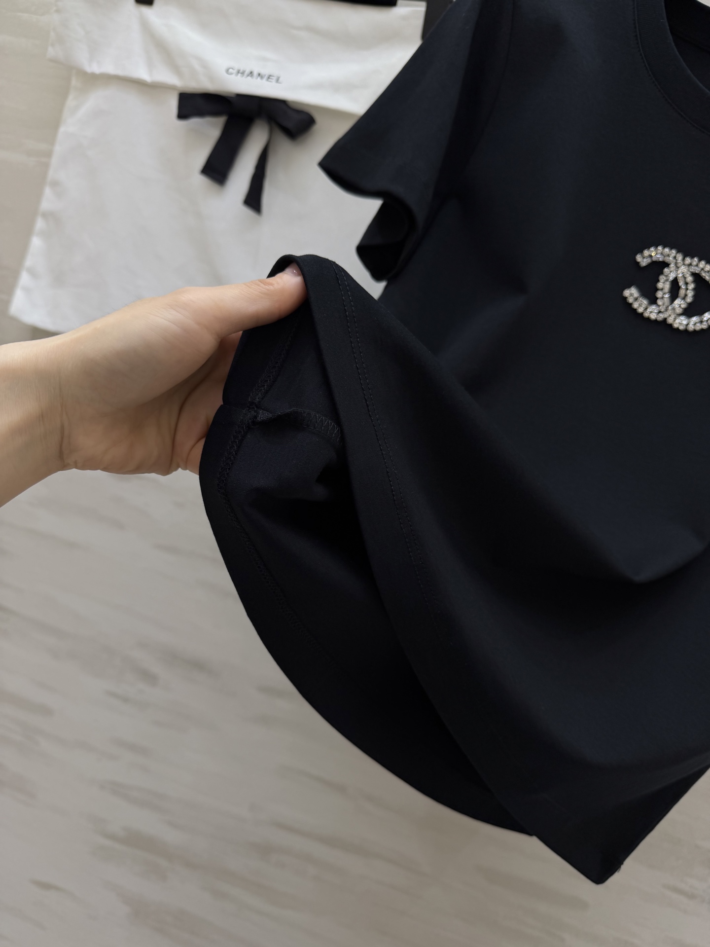 #Chane♡²⁶春夏新款 双C重工钉珠短袖T恤 把优雅穿成日常✨ 施华洛世奇钻双C标 极简版型自带松弛