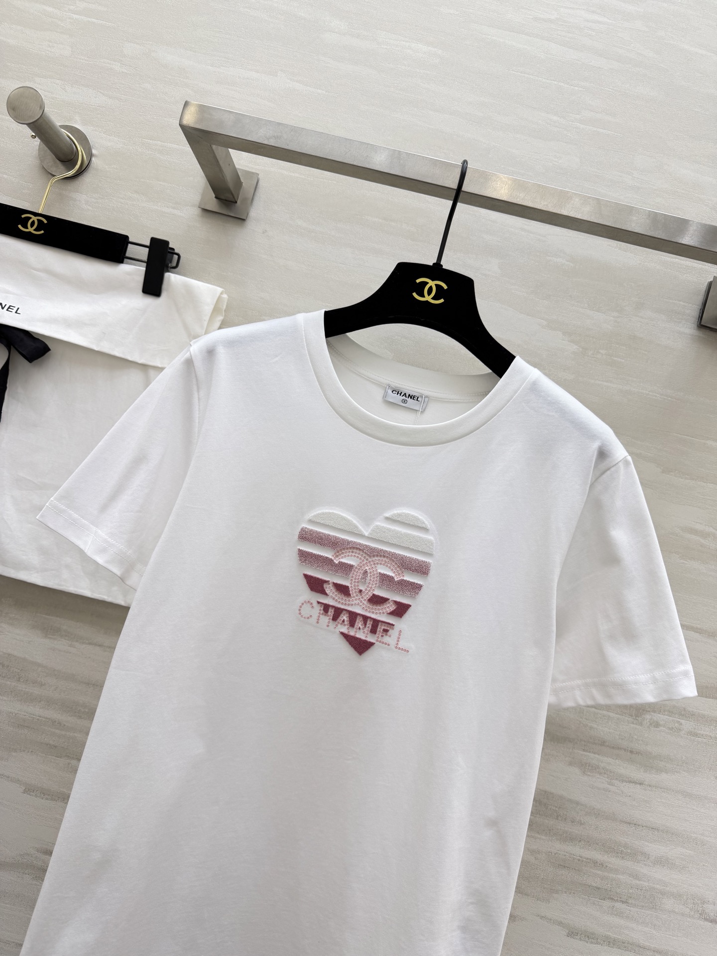 #Chane♡²⁶春夏限定 重工艺字母logo柔绒立体绣爱心印花 甜酷感直接拉满 软fufu的高支棉透气