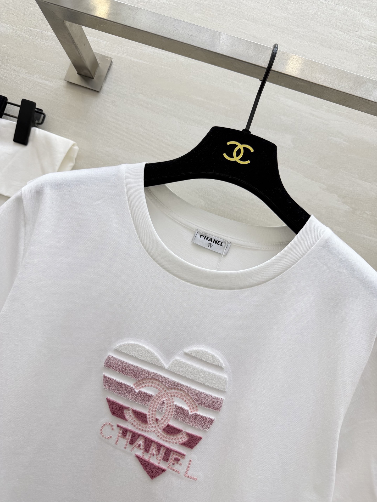 #Chane♡²⁶春夏限定 重工艺字母logo柔绒立体绣爱心印花 甜酷感直接拉满 软fufu的高支棉透气