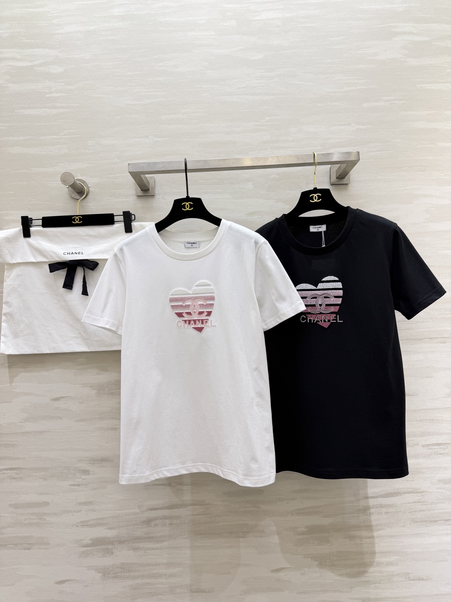 #Chane♡²⁶春夏限定 重工艺字母logo柔绒立体绣爱心印花 甜酷感直接拉满 软fufu的高支棉透气