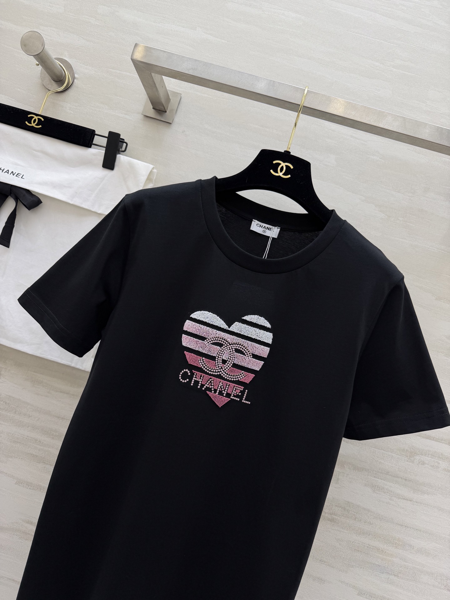 #Chane♡²⁶春夏限定 重工艺字母logo柔绒立体绣爱心印花 甜酷感直接拉满 软fufu的高支棉透气