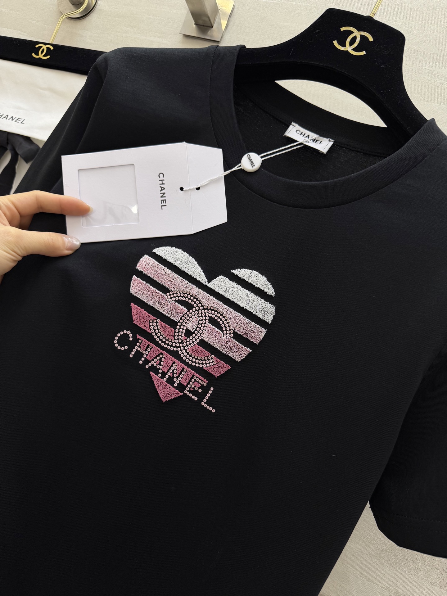 #Chane♡²⁶春夏限定 重工艺字母logo柔绒立体绣爱心印花 甜酷感直接拉满 软fufu的高支棉透气