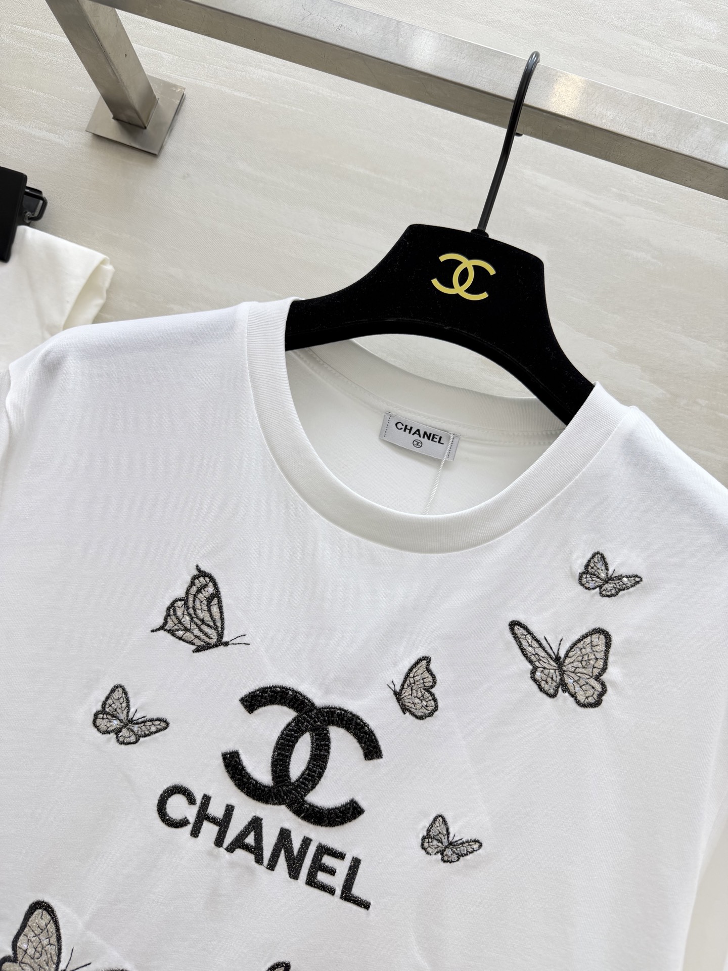#Chane♡²⁶春夏新款 限定银蝶刺绣钉珠T恤 双C刺绣🪡 阳光下细闪到犯规 软乎乎高支棉透气又亲肤 