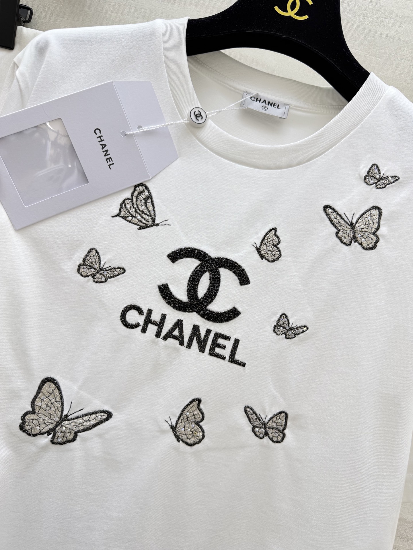 #Chane♡²⁶春夏新款 限定银蝶刺绣钉珠T恤 双C刺绣🪡 阳光下细闪到犯规 软乎乎高支棉透气又亲肤 