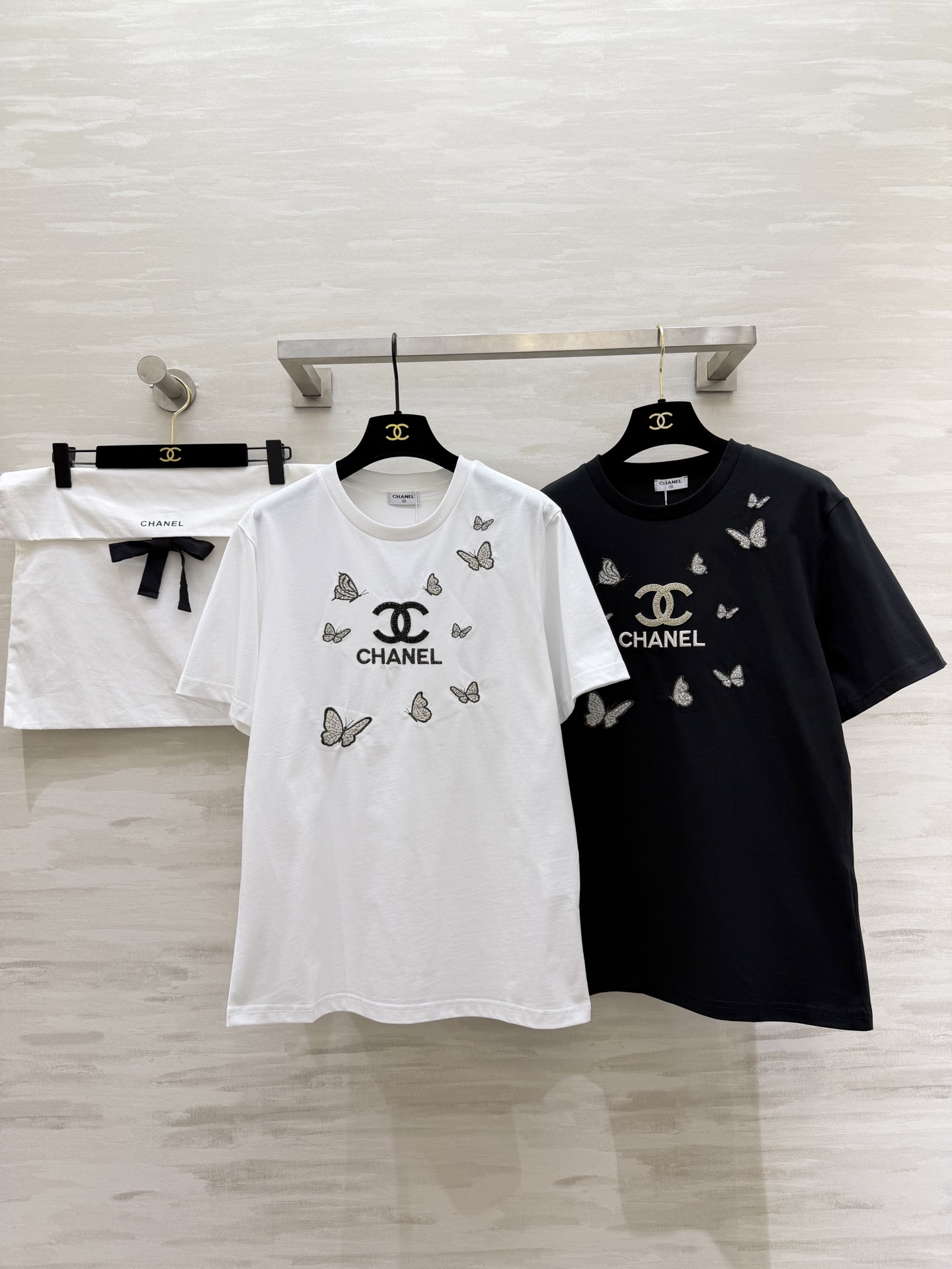 NO:734850,#Chane Spring and Summer New Style Limited Silver Butterfly Embroidered Beaded T-shirt Double C embroidery Flashes to foul in the sun Soft high-count cotton is breathable and skin-friendly High-quality customization Available in stock first size 36/38/40 (shoulder width 43 in size 36, bust 94, length 68),, chanel, tees, t-shirt,19860909#Chane春夏新款 限定银蝶刺绣钉珠T恤 双C刺绣 阳光下细闪到犯规 软乎乎高支棉透气又亲肤 高品质定制 现货首发size36/38/40（36码肩宽43,胸围94,衣长68）,,chanel,tees，t-shirt,,Women's clothing