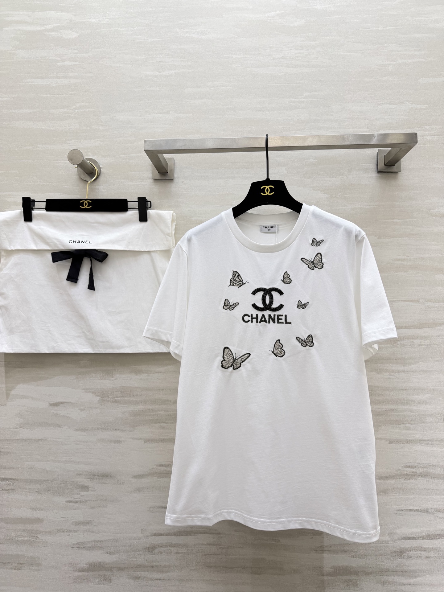 #Chane♡²⁶春夏新款 限定银蝶刺绣钉珠T恤 双C刺绣🪡 阳光下细闪到犯规 软乎乎高支棉透气又亲肤 