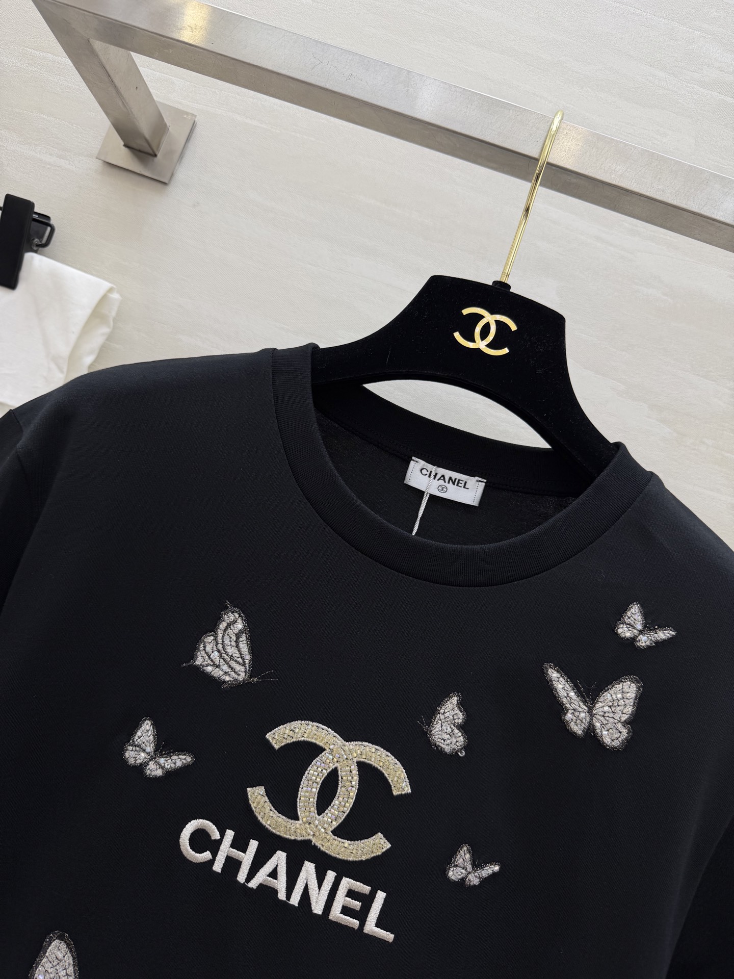 #Chane♡²⁶春夏新款 限定银蝶刺绣钉珠T恤 双C刺绣🪡 阳光下细闪到犯规 软乎乎高支棉透气又亲肤 
