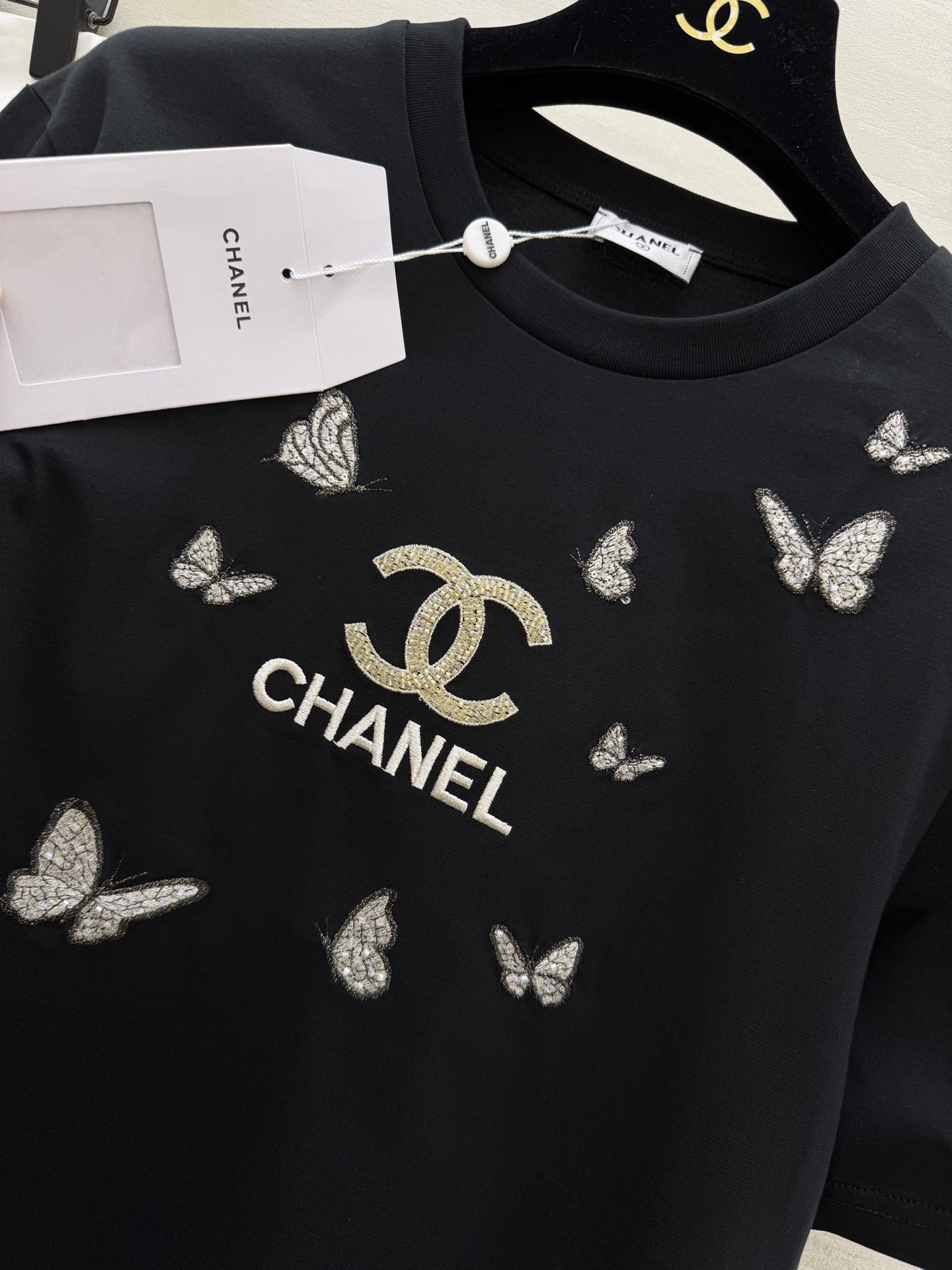 #Chane♡²⁶春夏新款 限定银蝶刺绣钉珠T恤 双C刺绣🪡 阳光下细闪到犯规 软乎乎高支棉透气又亲肤 