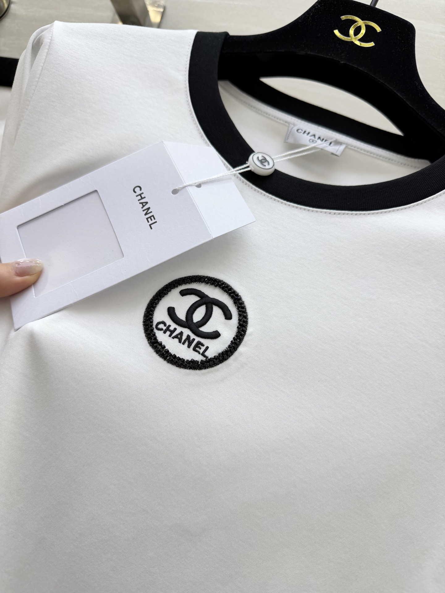 🔥王炸款 Chane♡黑白撞边双C T恤✅经典黑白配色永不过时✅高支棉面料透气亲肤✅刺绣钉珠质感拉满✅宽