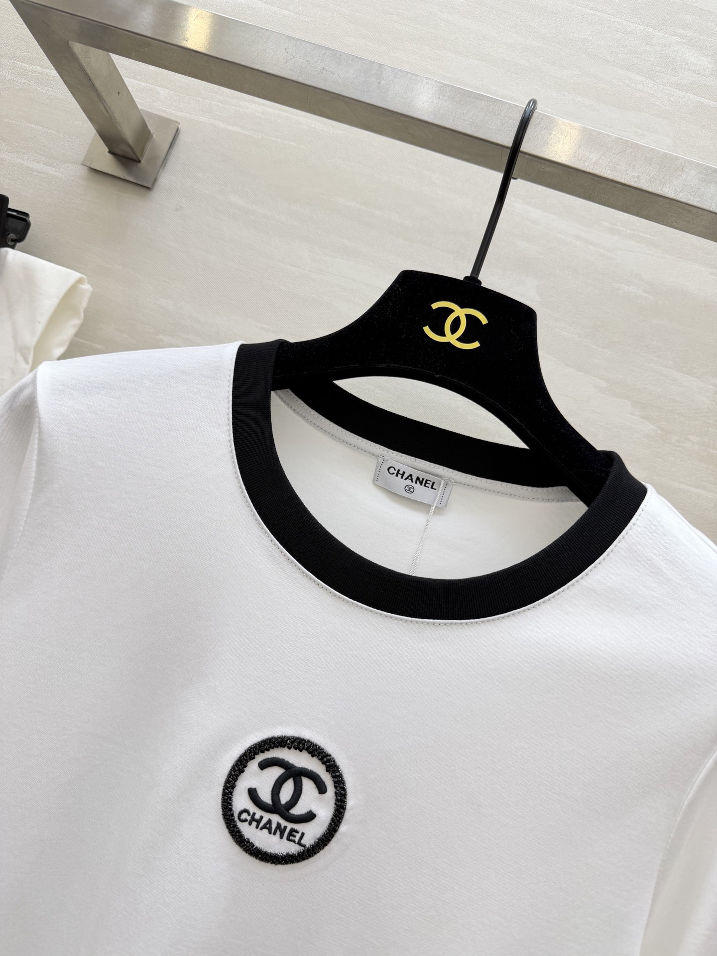 🔥王炸款 Chane♡黑白撞边双C T恤✅经典黑白配色永不过时✅高支棉面料透气亲肤✅刺绣钉珠质感拉满✅宽