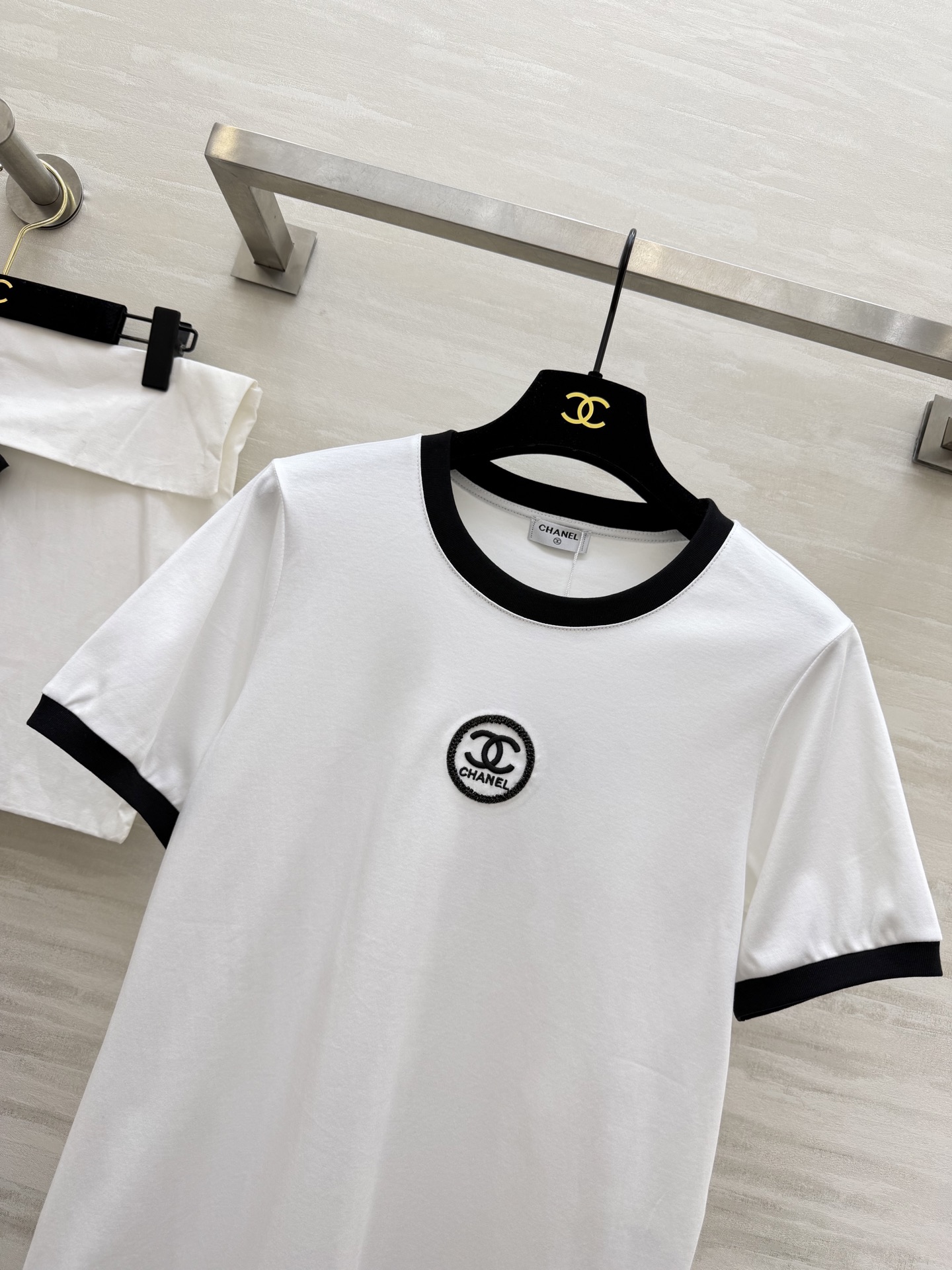 🔥王炸款 Chane♡黑白撞边双C T恤✅经典黑白配色永不过时✅高支棉面料透气亲肤✅刺绣钉珠质感拉满✅宽