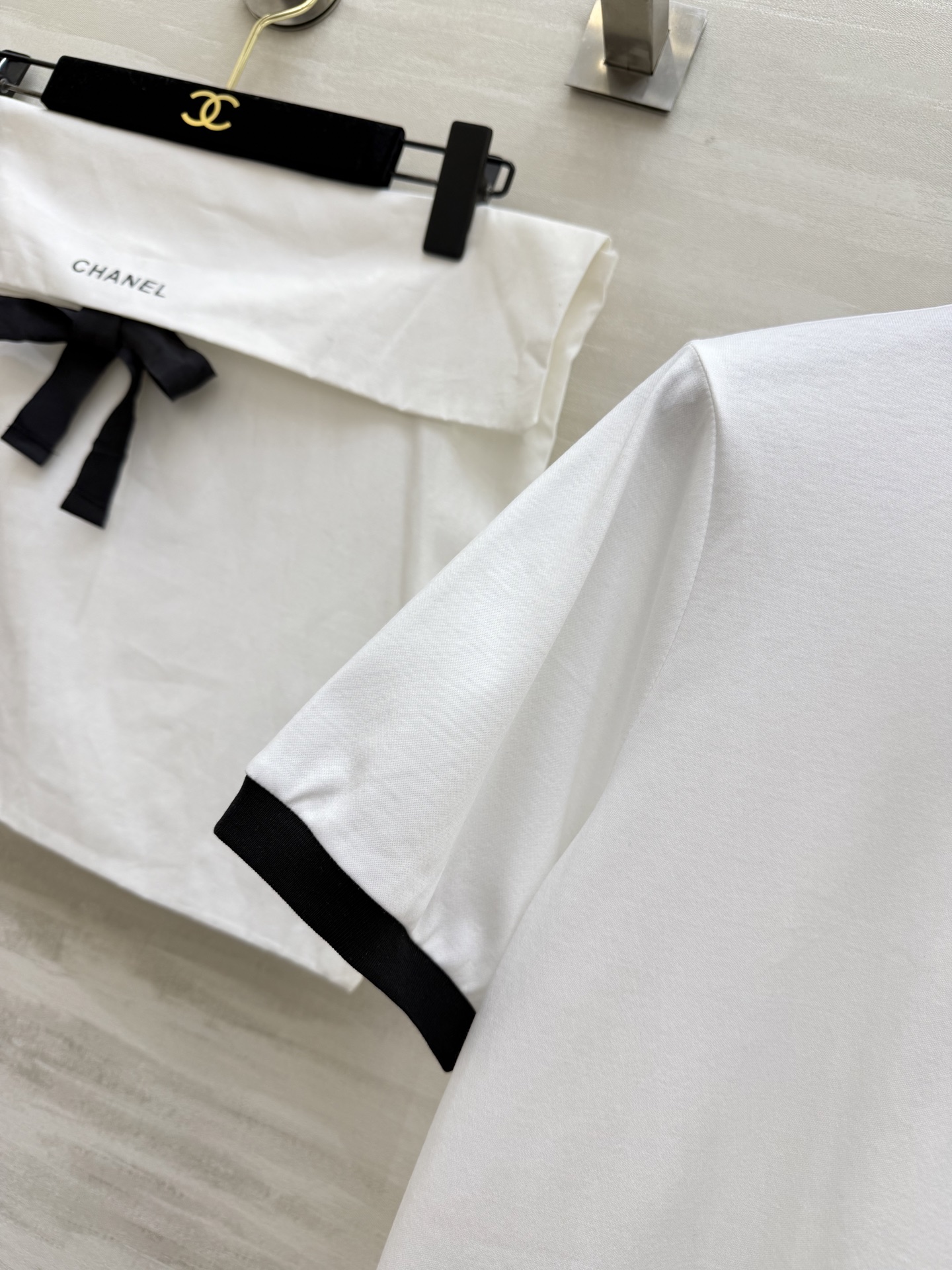 🔥王炸款 Chane♡黑白撞边双C T恤✅经典黑白配色永不过时✅高支棉面料透气亲肤✅刺绣钉珠质感拉满✅宽