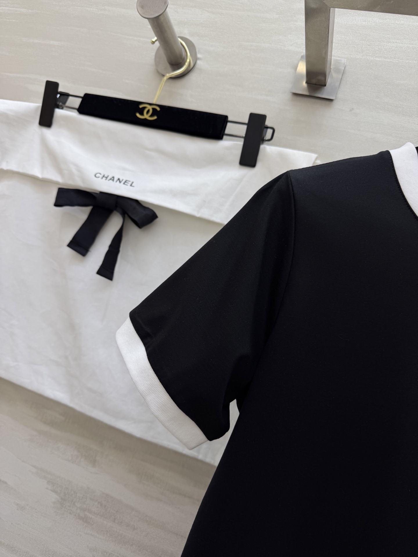 🔥王炸款 Chane♡黑白撞边双C T恤✅经典黑白配色永不过时✅高支棉面料透气亲肤✅刺绣钉珠质感拉满✅宽