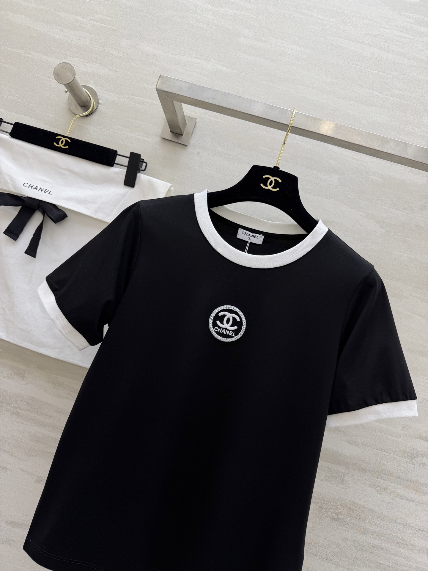 🔥王炸款 Chane♡黑白撞边双C T恤✅经典黑白配色永不过时✅高支棉面料透气亲肤✅刺绣钉珠质感拉满✅宽