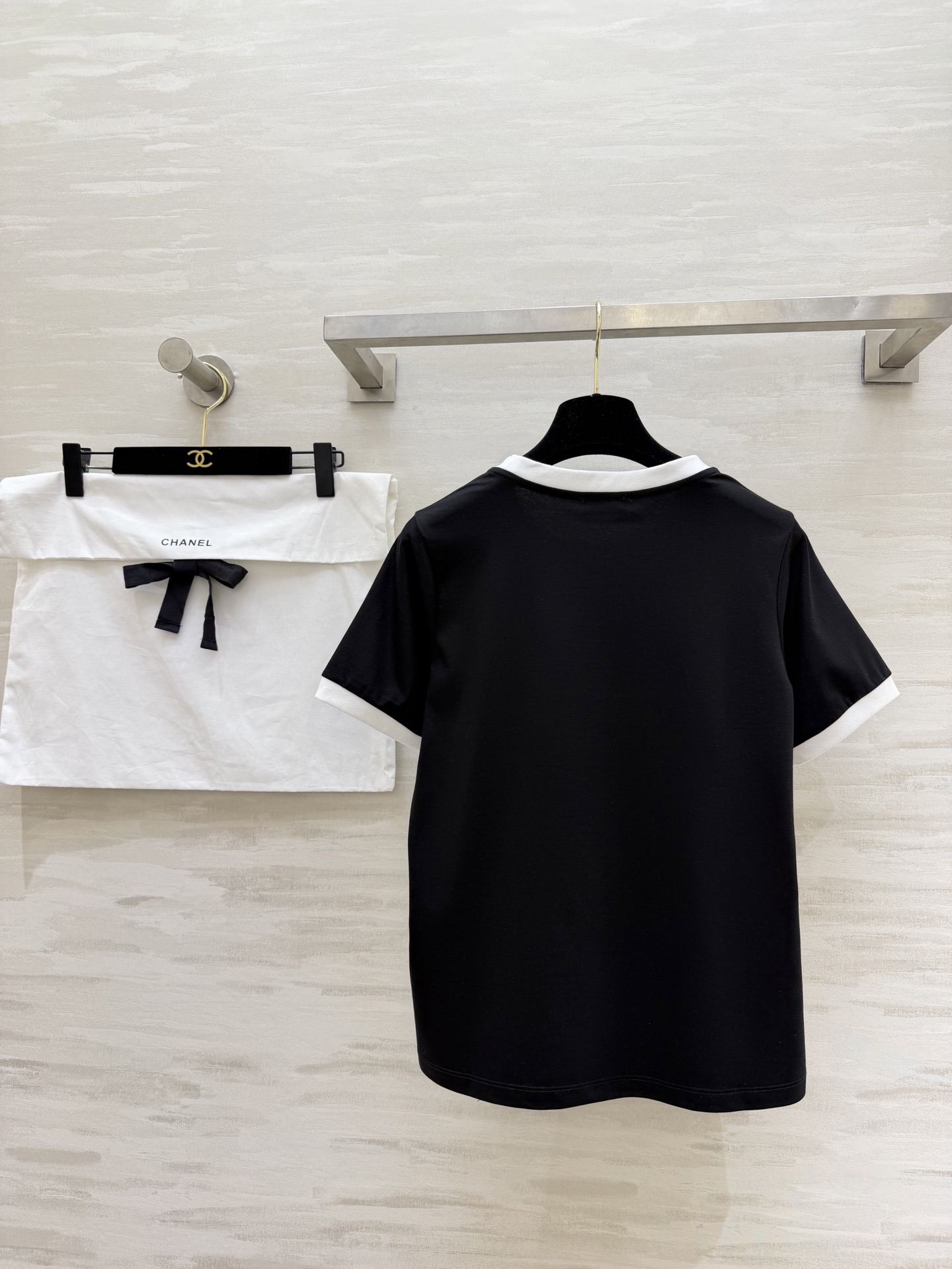 🔥王炸款 Chane♡黑白撞边双C T恤✅经典黑白配色永不过时✅高支棉面料透气亲肤✅刺绣钉珠质感拉满✅宽