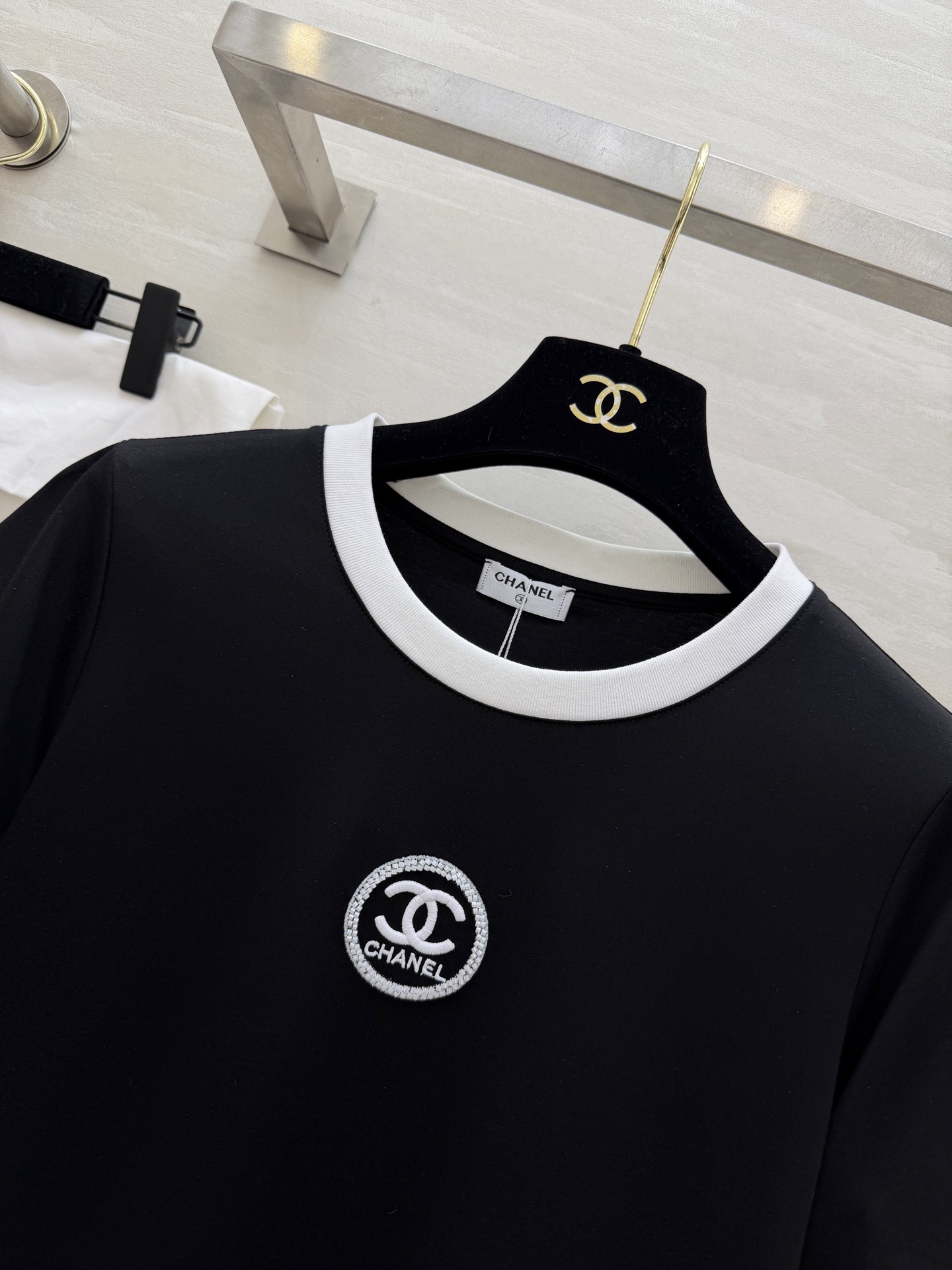 🔥王炸款 Chane♡黑白撞边双C T恤✅经典黑白配色永不过时✅高支棉面料透气亲肤✅刺绣钉珠质感拉满✅宽