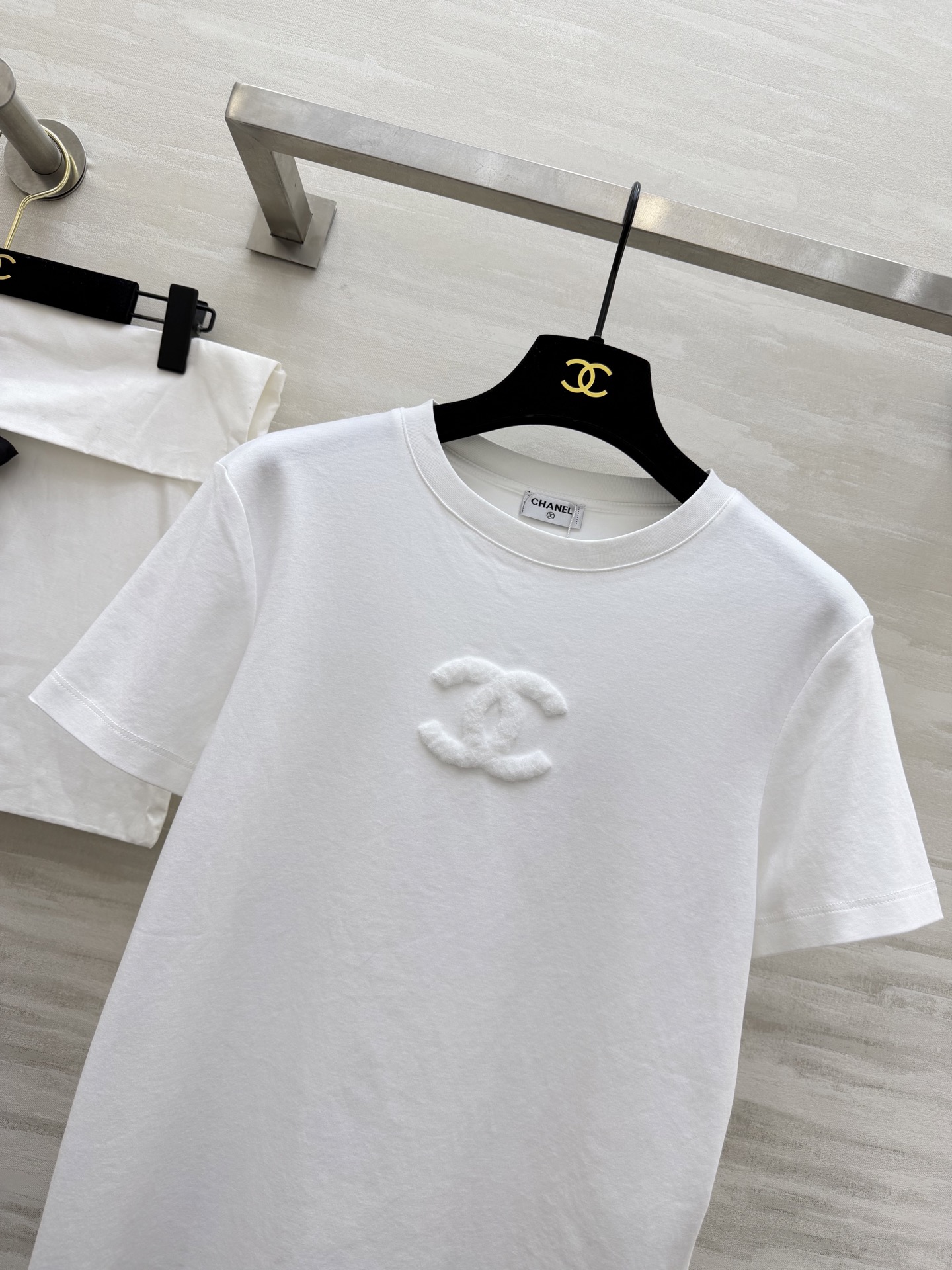 #Chane♡²⁶春夏新款 双C雪花绒刺绣🪡T恤 糯叽叽雪花绒 立体双C 高支棉亲肤舒适 高品质定制 现