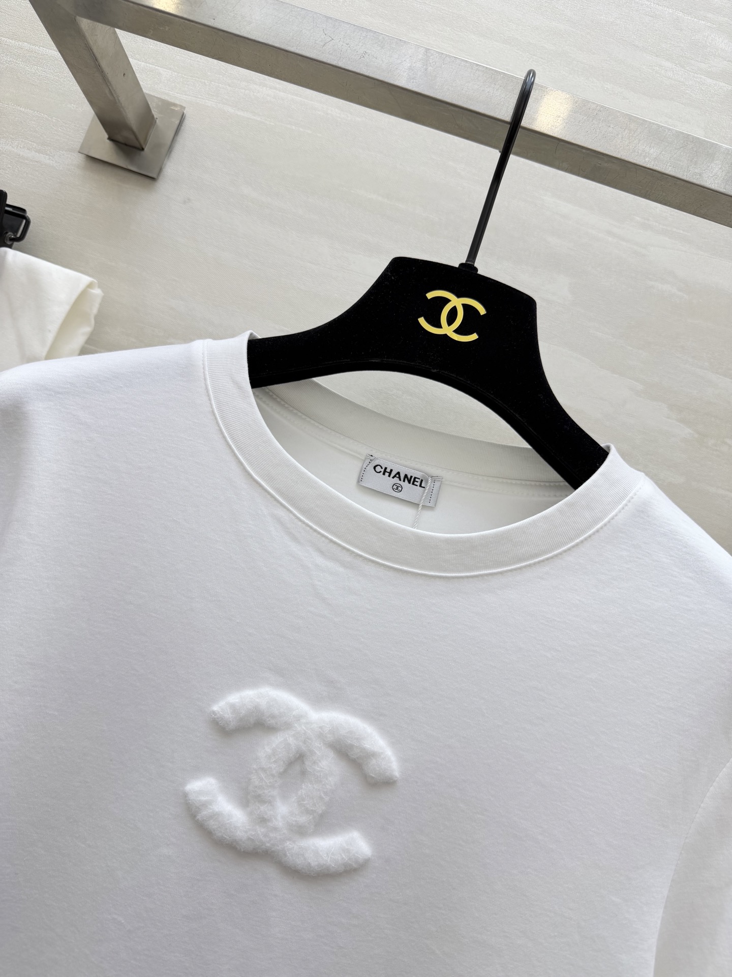 #Chane♡²⁶春夏新款 双C雪花绒刺绣🪡T恤 糯叽叽雪花绒 立体双C 高支棉亲肤舒适 高品质定制 现