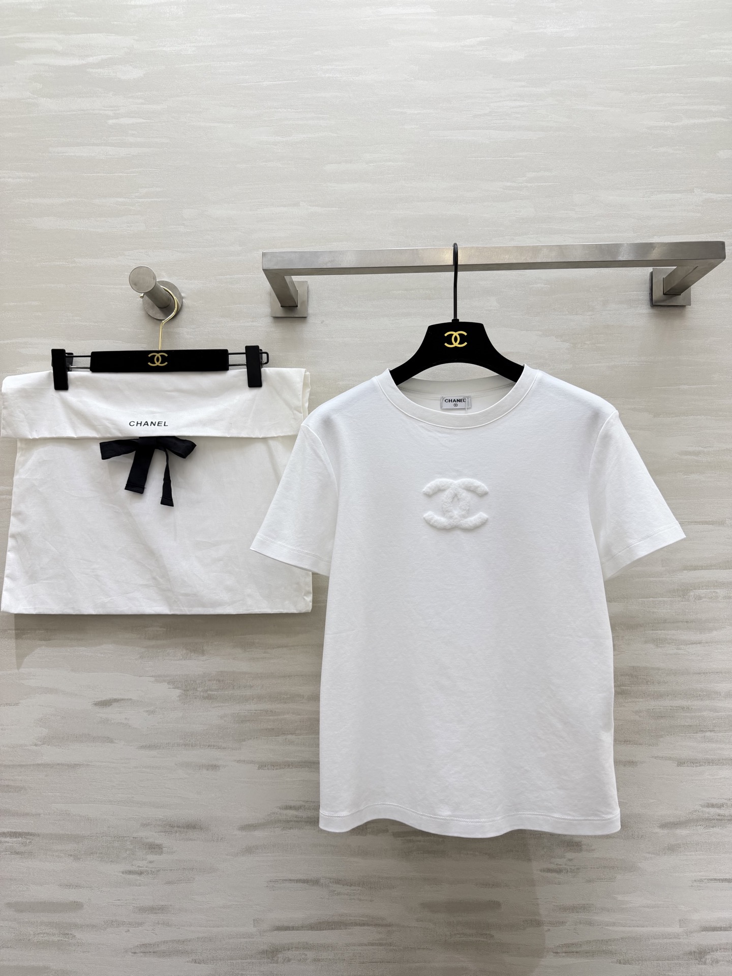 #Chane♡²⁶春夏新款 双C雪花绒刺绣🪡T恤 糯叽叽雪花绒 立体双C 高支棉亲肤舒适 高品质定制 现