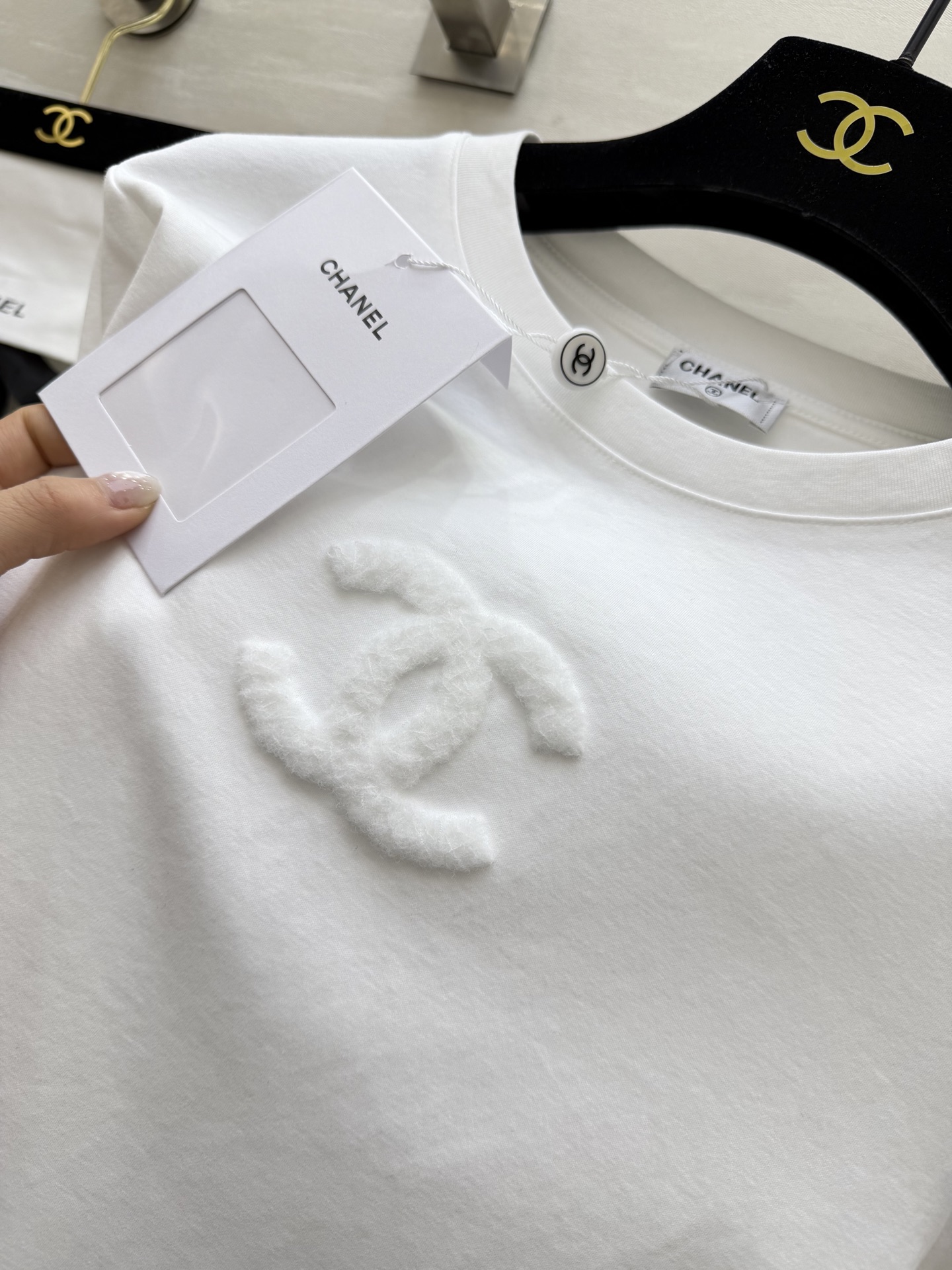 #Chane♡²⁶春夏新款 双C雪花绒刺绣🪡T恤 糯叽叽雪花绒 立体双C 高支棉亲肤舒适 高品质定制 现