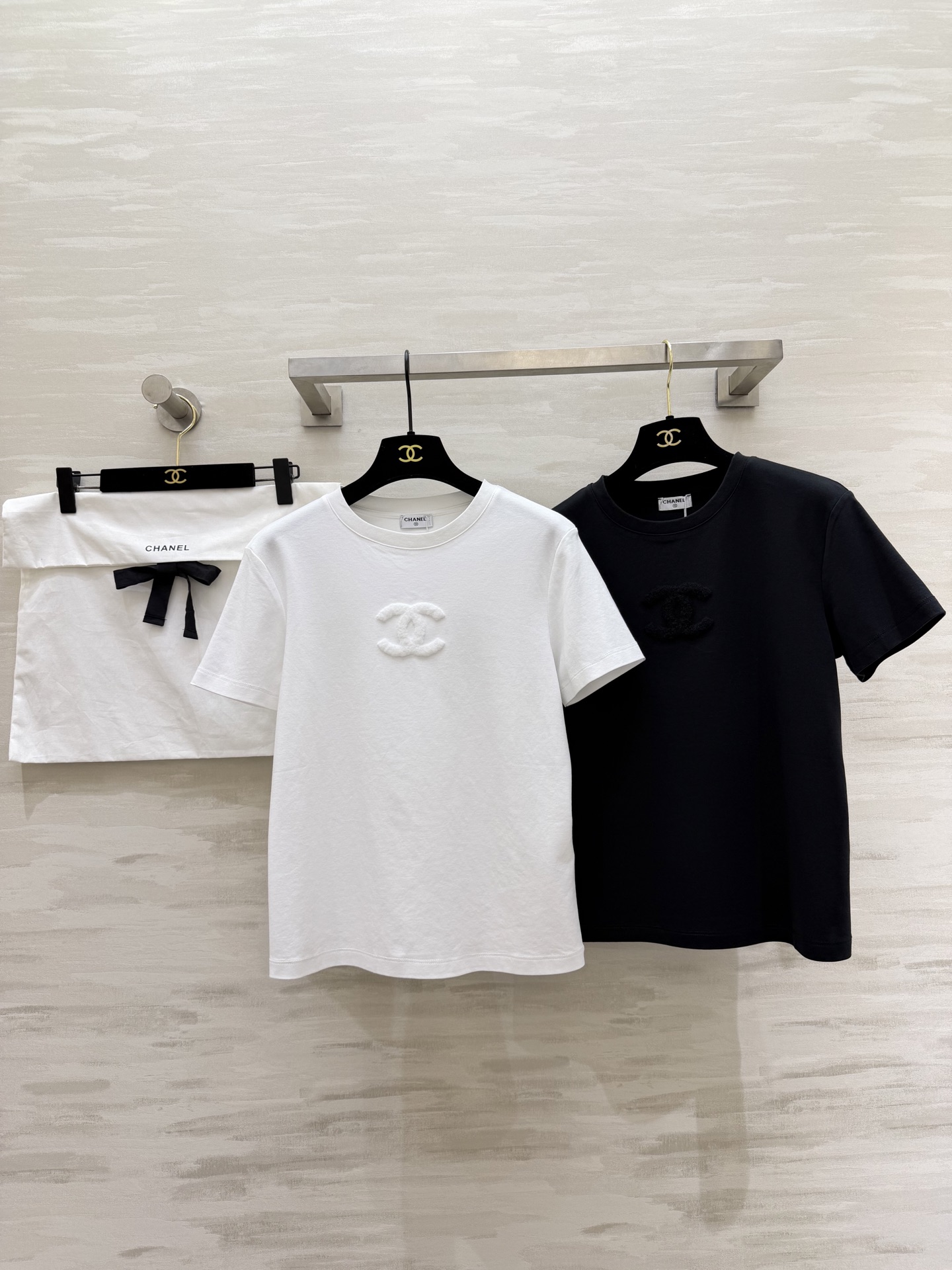 #Chane♡²⁶春夏新款 双C雪花绒刺绣🪡T恤 糯叽叽雪花绒 立体双C 高支棉亲肤舒适 高品质定制 现