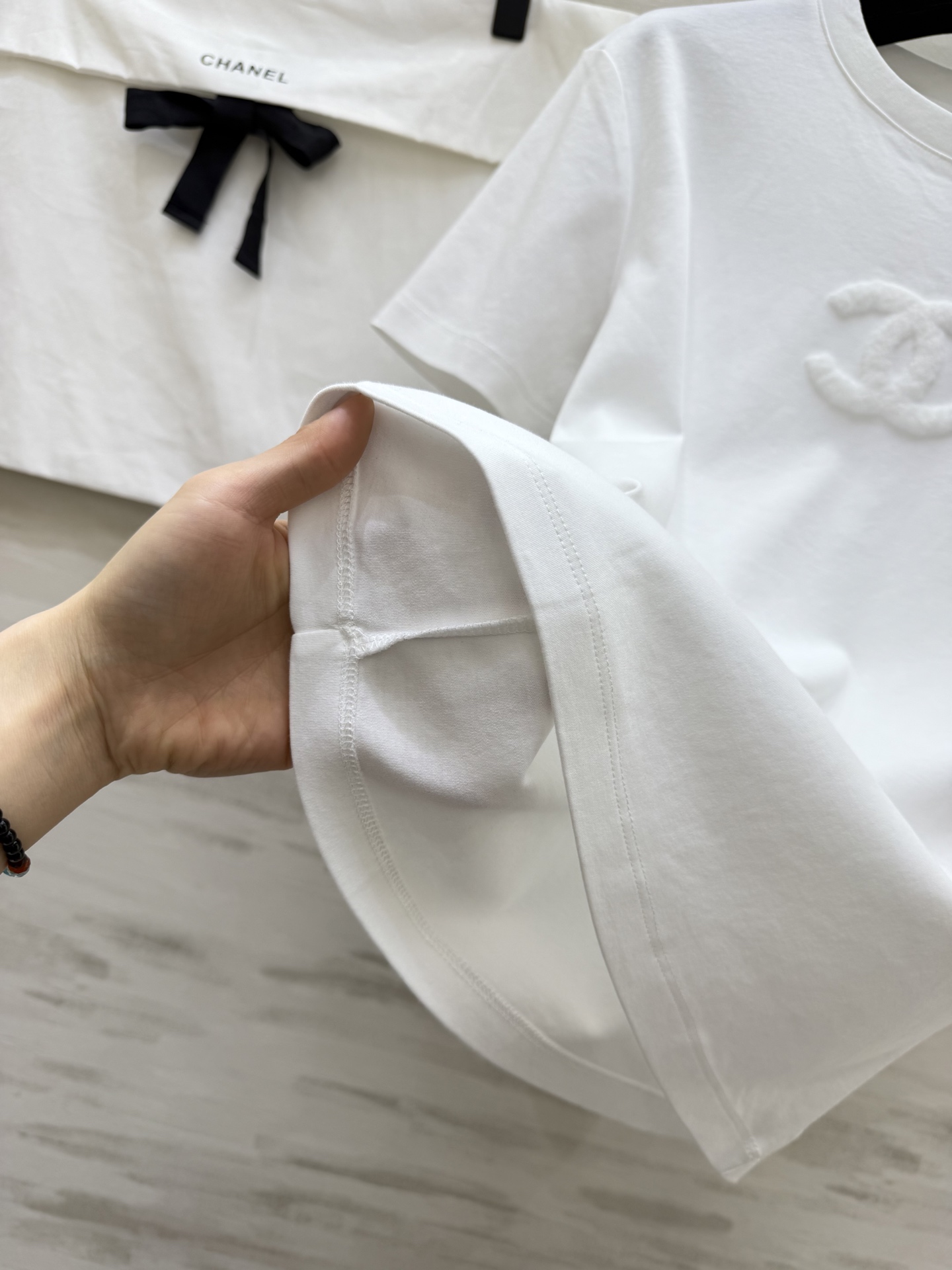 #Chane♡²⁶春夏新款 双C雪花绒刺绣🪡T恤 糯叽叽雪花绒 立体双C 高支棉亲肤舒适 高品质定制 现