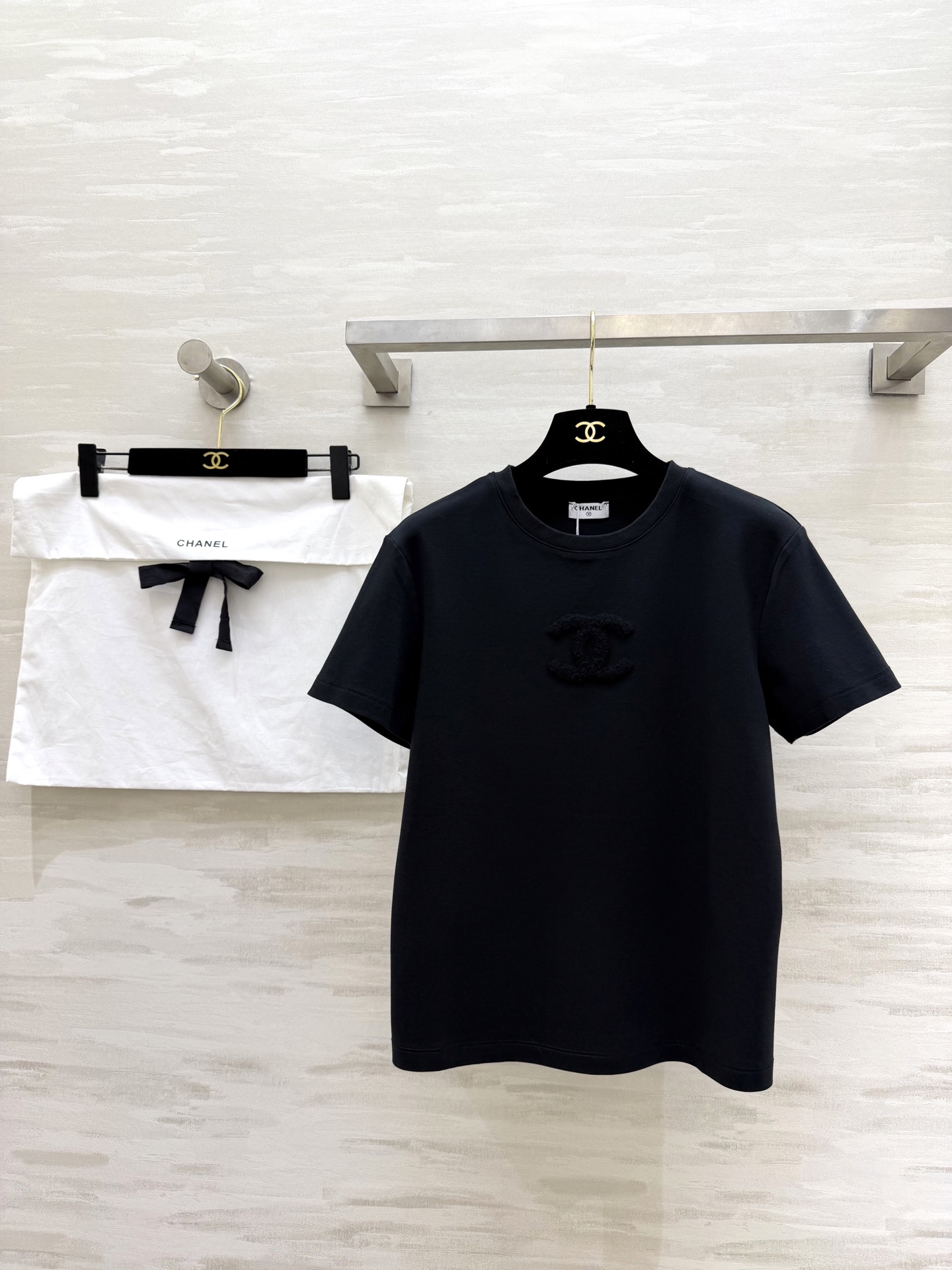 NO:734862,#Chane Spring and Summer New Style Double C snowflake velvet embroidered T-shirt Nuojiji snowflake velvet Three-dimensional double C High count cotton skin-friendly and comfortable High-quality customization Available in stock first size 36/38/40 (shoulder width 39 in size 36, bust 88, length 56),,chanel,tees,t-shirt,19860909#Chane春夏新款 双C雪花绒刺绣T恤 糯叽叽雪花绒 立体双C 高支棉亲肤舒适 高品质定制 现货首发size36/38/40（36码肩宽39,胸围88,衣长56）,,chanel,tees，t-shirt,,Women's clothing