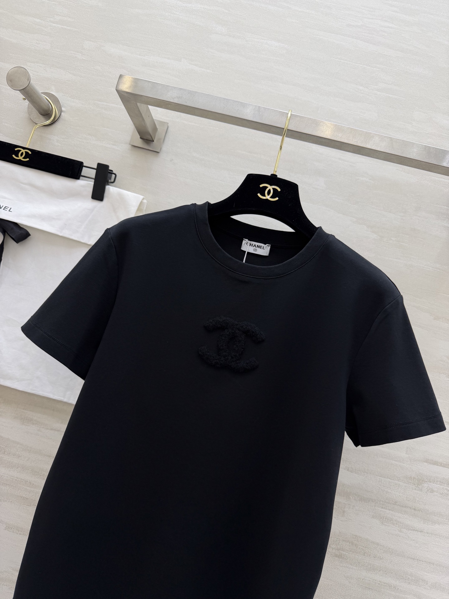 #Chane♡²⁶春夏新款 双C雪花绒刺绣🪡T恤 糯叽叽雪花绒 立体双C 高支棉亲肤舒适 高品质定制 现