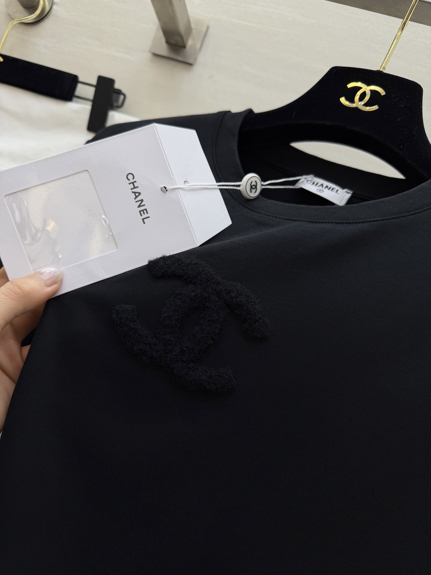 #Chane♡²⁶春夏新款 双C雪花绒刺绣🪡T恤 糯叽叽雪花绒 立体双C 高支棉亲肤舒适 高品质定制 现