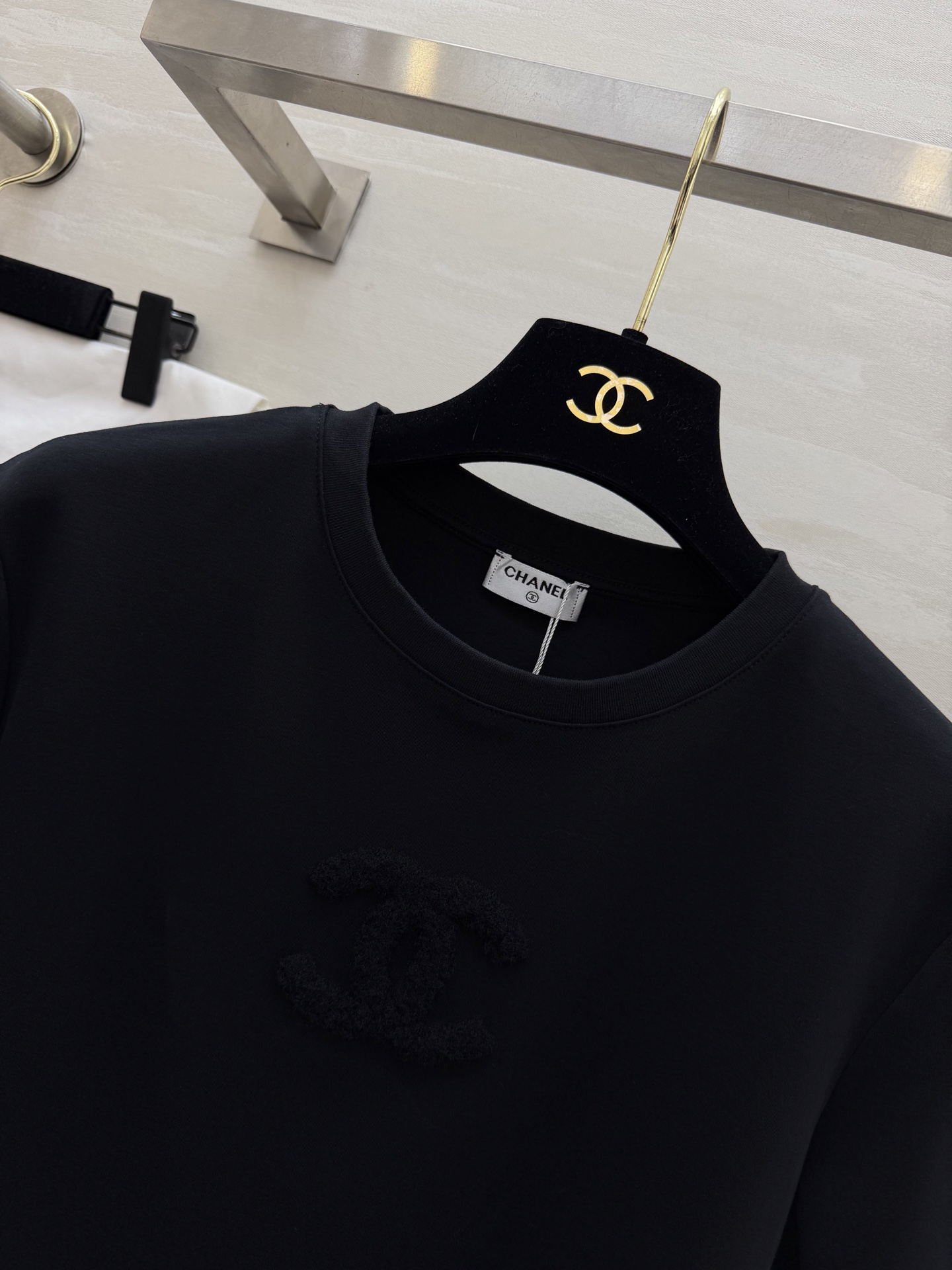 #Chane♡²⁶春夏新款 双C雪花绒刺绣🪡T恤 糯叽叽雪花绒 立体双C 高支棉亲肤舒适 高品质定制 现