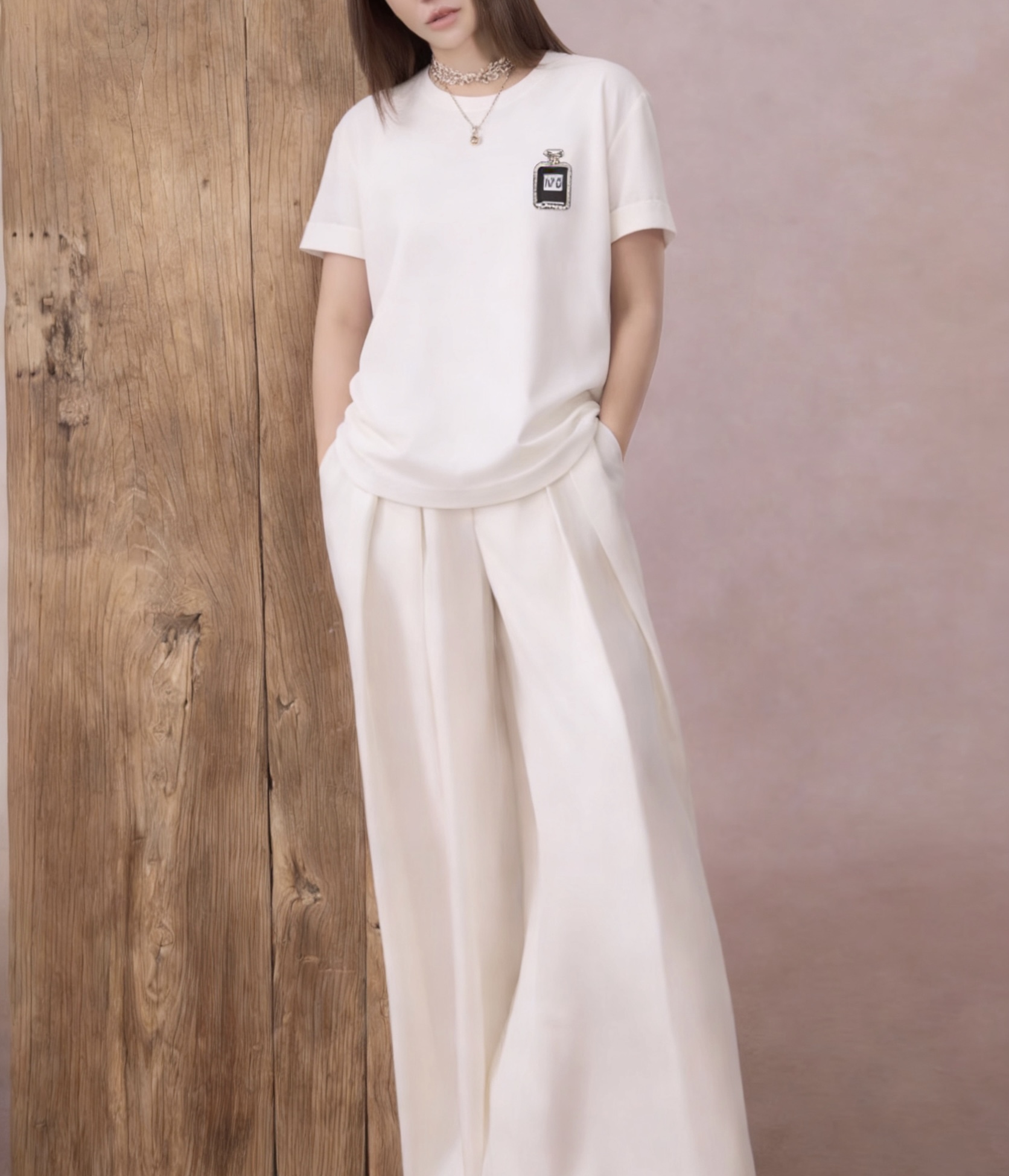 #Chane♡²⁶春夏新款 经典No⁵钉珠T恤 超级百搭王 胸口的N°5香水瓶图案精致又吸睛 软乎亲肤高