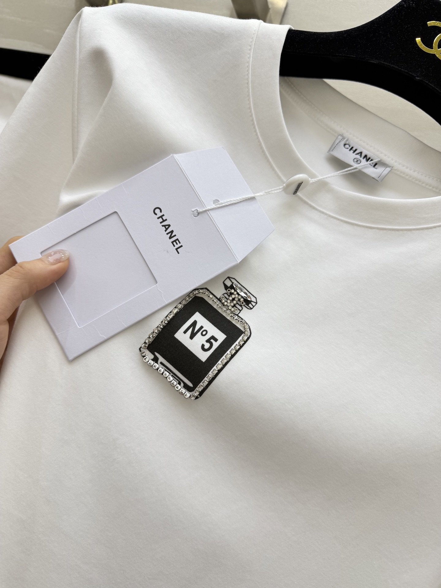 #Chane♡²⁶春夏新款 经典No⁵钉珠T恤 超级百搭王 胸口的N°5香水瓶图案精致又吸睛 软乎亲肤高