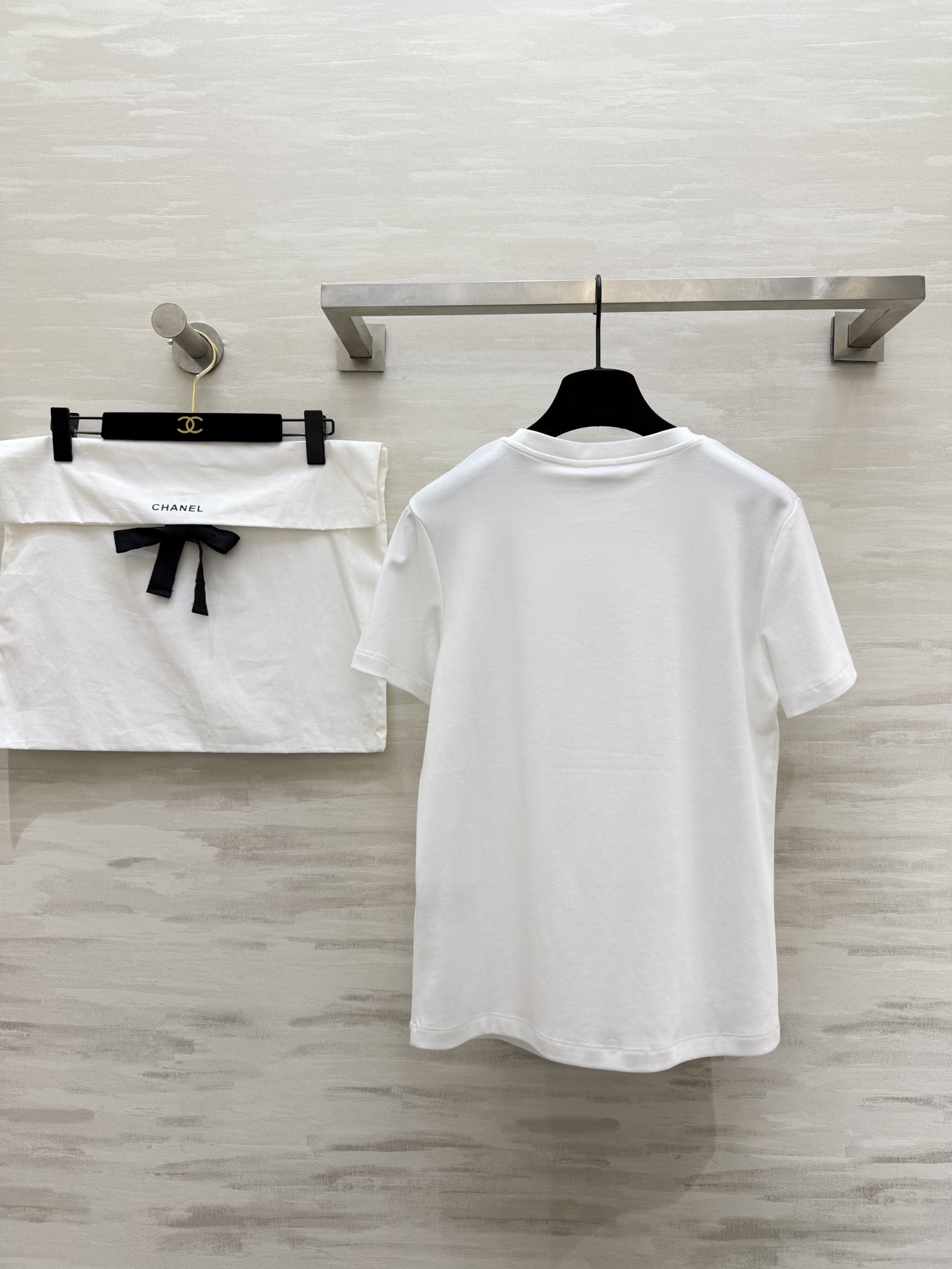 #Chane♡²⁶春夏新款 经典No⁵钉珠T恤 超级百搭王 胸口的N°5香水瓶图案精致又吸睛 软乎亲肤高