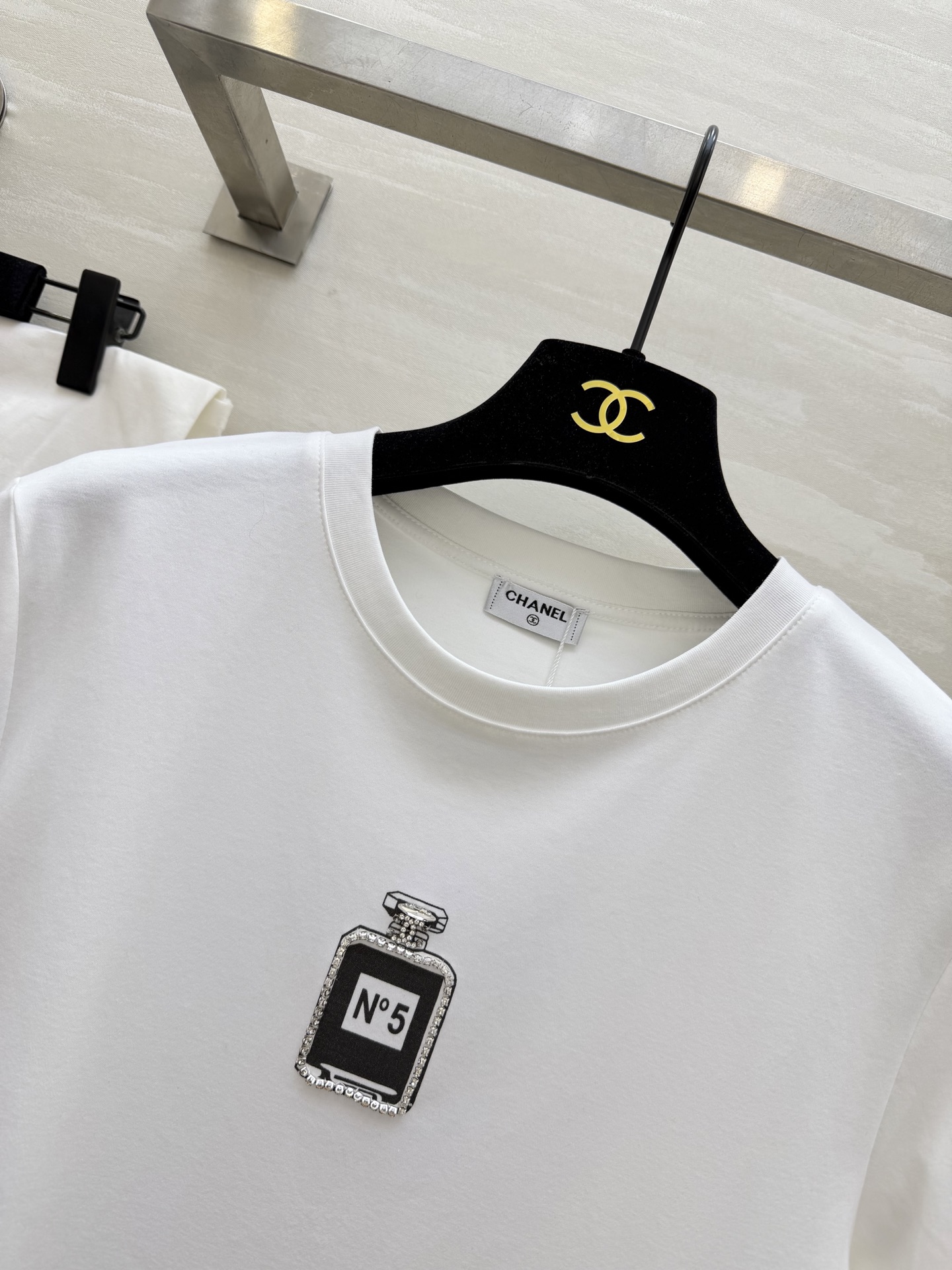#Chane♡²⁶春夏新款 经典No⁵钉珠T恤 超级百搭王 胸口的N°5香水瓶图案精致又吸睛 软乎亲肤高