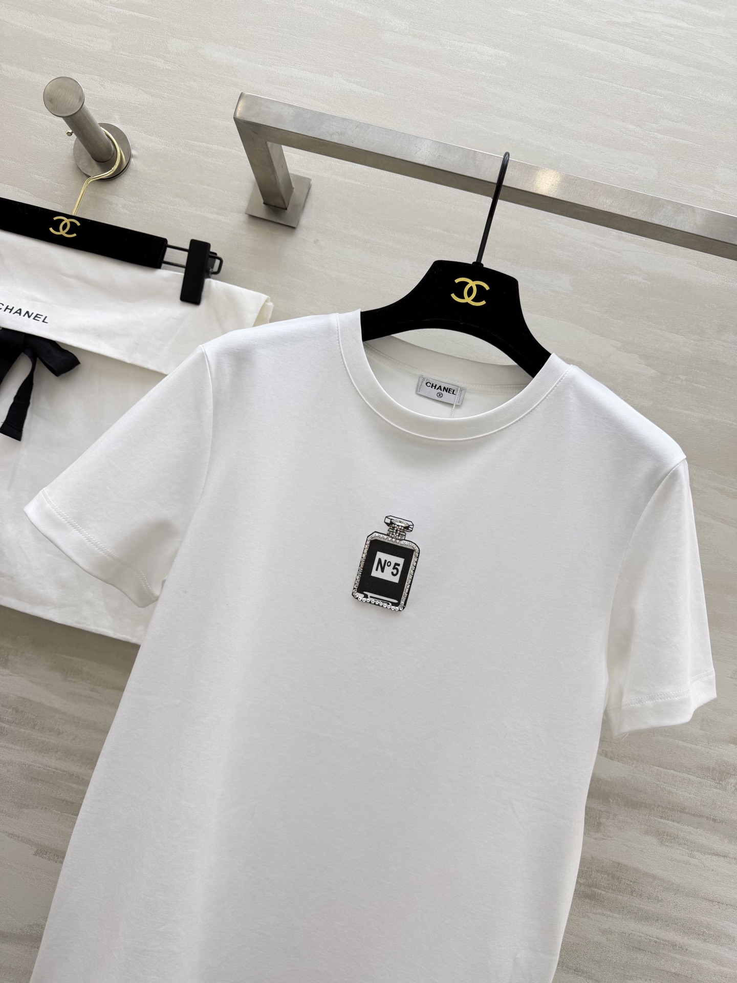 #Chane♡²⁶春夏新款 经典No⁵钉珠T恤 超级百搭王 胸口的N°5香水瓶图案精致又吸睛 软乎亲肤高