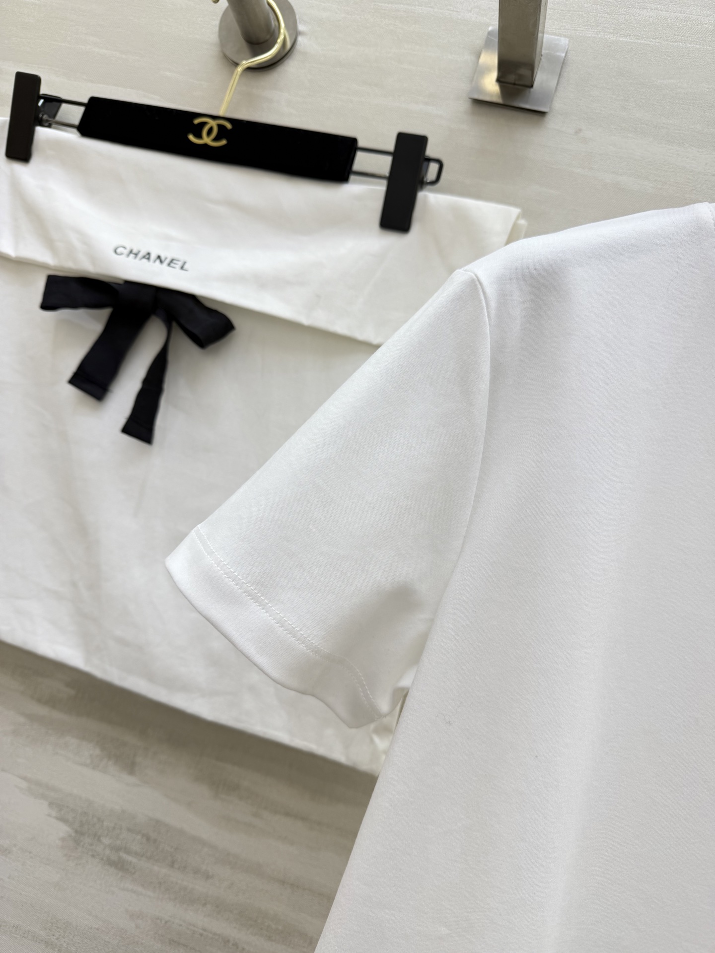 #Chane♡²⁶春夏新款 经典No⁵钉珠T恤 超级百搭王 胸口的N°5香水瓶图案精致又吸睛 软乎亲肤高