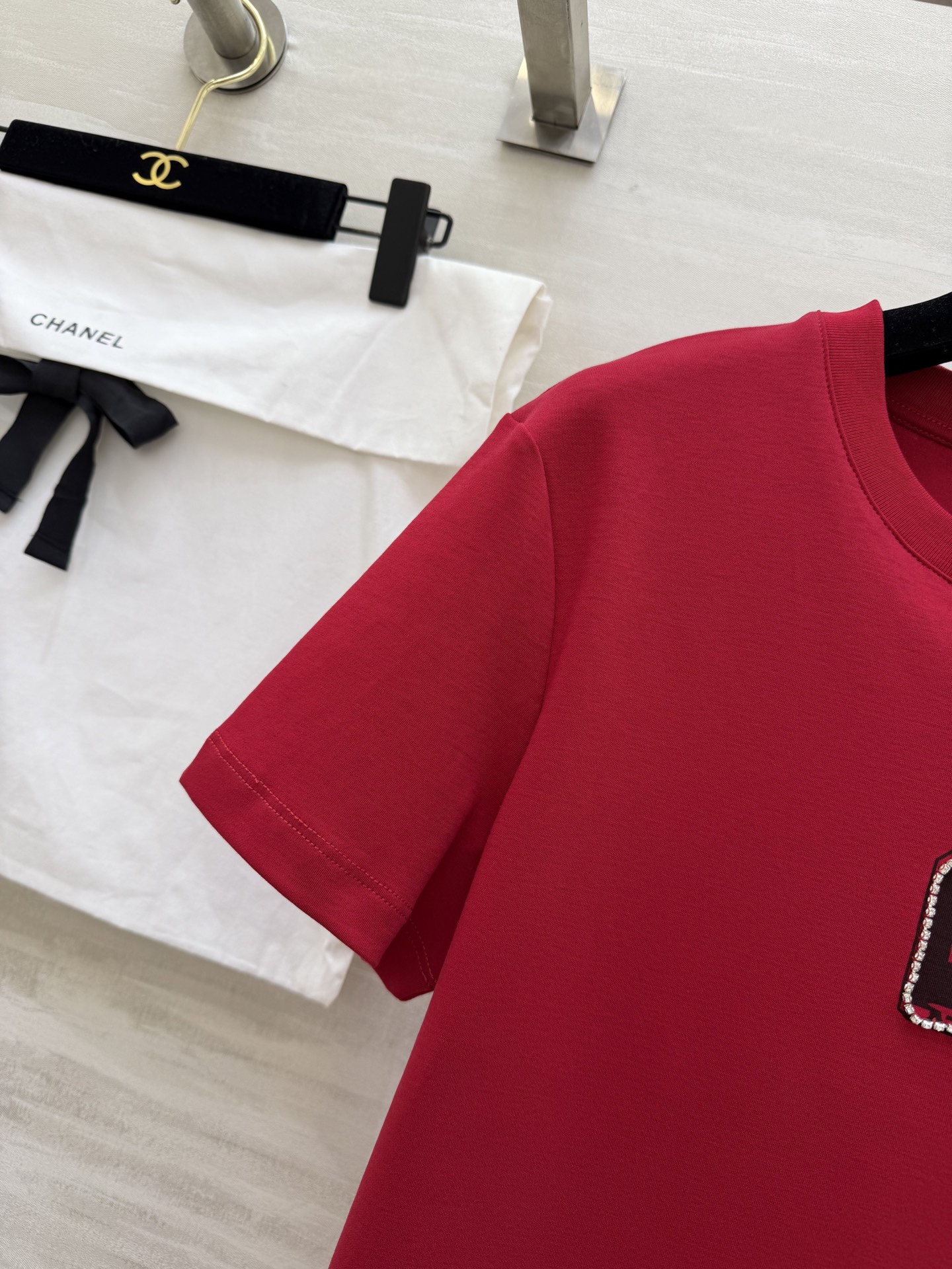 #Chane♡²⁶春夏新款 经典No⁵钉珠T恤 超级百搭王 胸口的N°5香水瓶图案精致又吸睛 软乎亲肤高