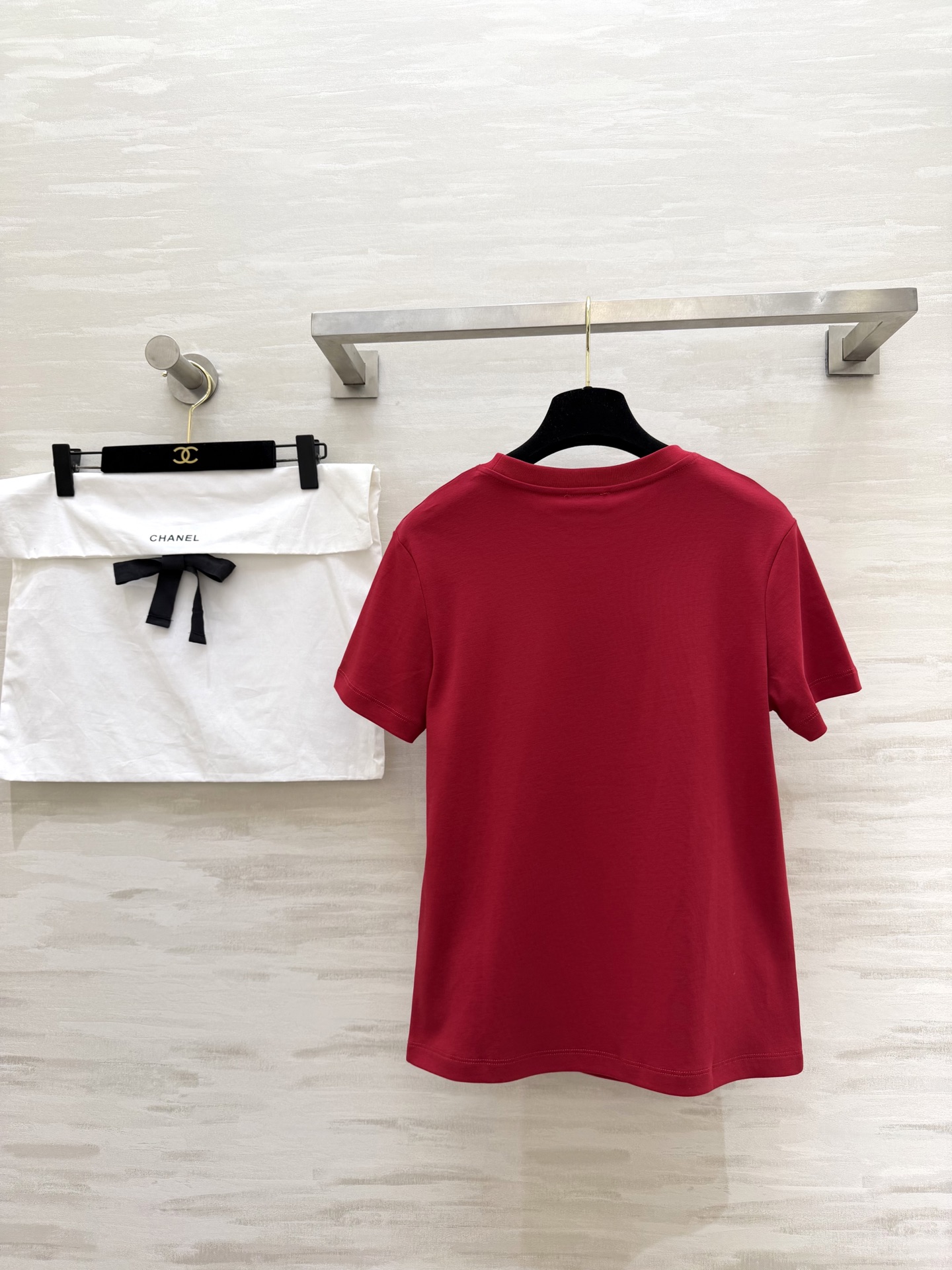 #Chane♡²⁶春夏新款 经典No⁵钉珠T恤 超级百搭王 胸口的N°5香水瓶图案精致又吸睛 软乎亲肤高