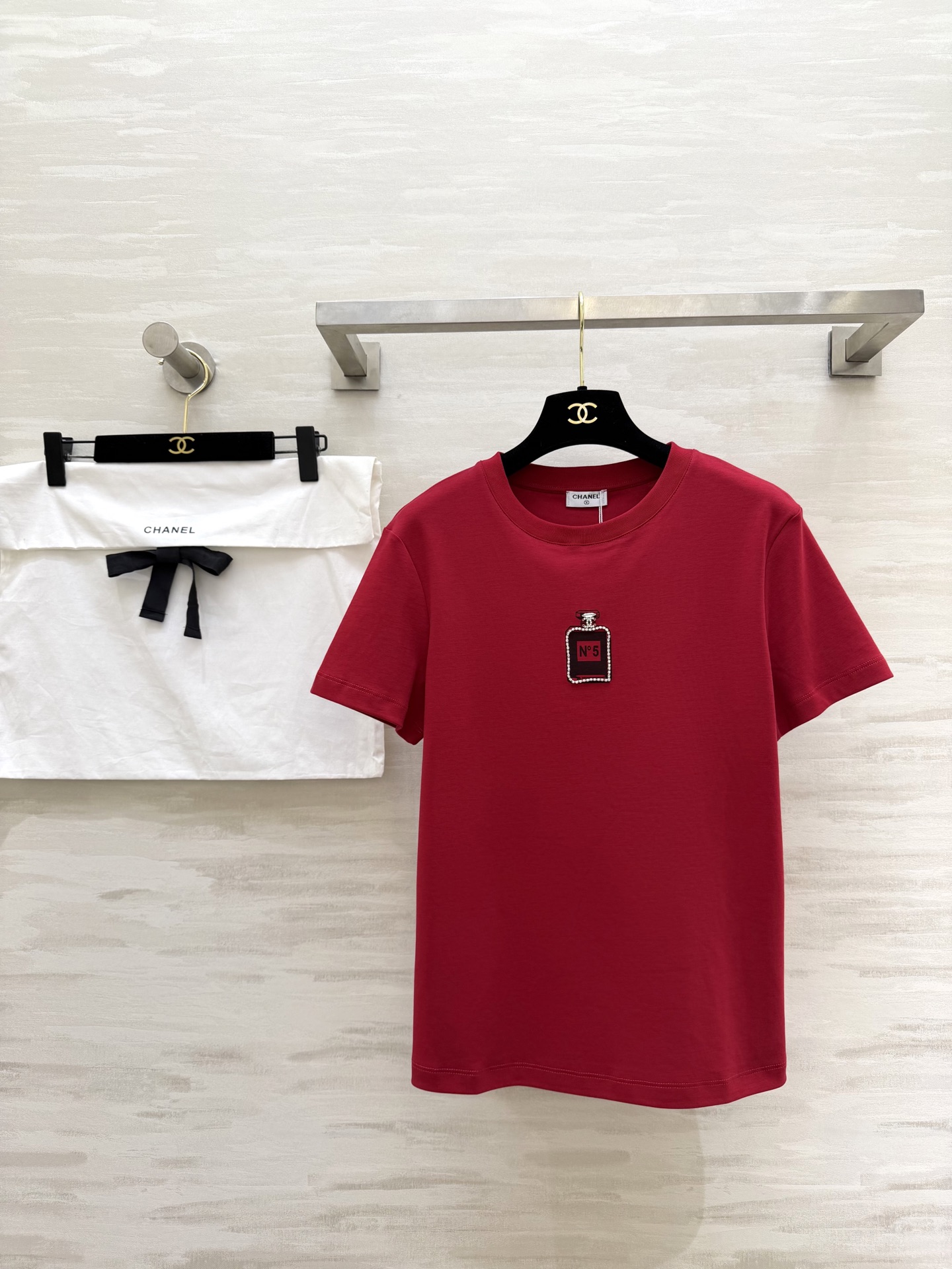 #Chane♡²⁶春夏新款 经典No⁵钉珠T恤 超级百搭王 胸口的N°5香水瓶图案精致又吸睛 软乎亲肤高