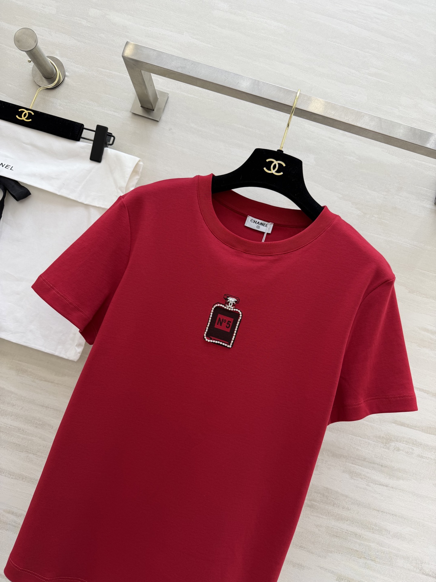 #Chane♡²⁶春夏新款 经典No⁵钉珠T恤 超级百搭王 胸口的N°5香水瓶图案精致又吸睛 软乎亲肤高