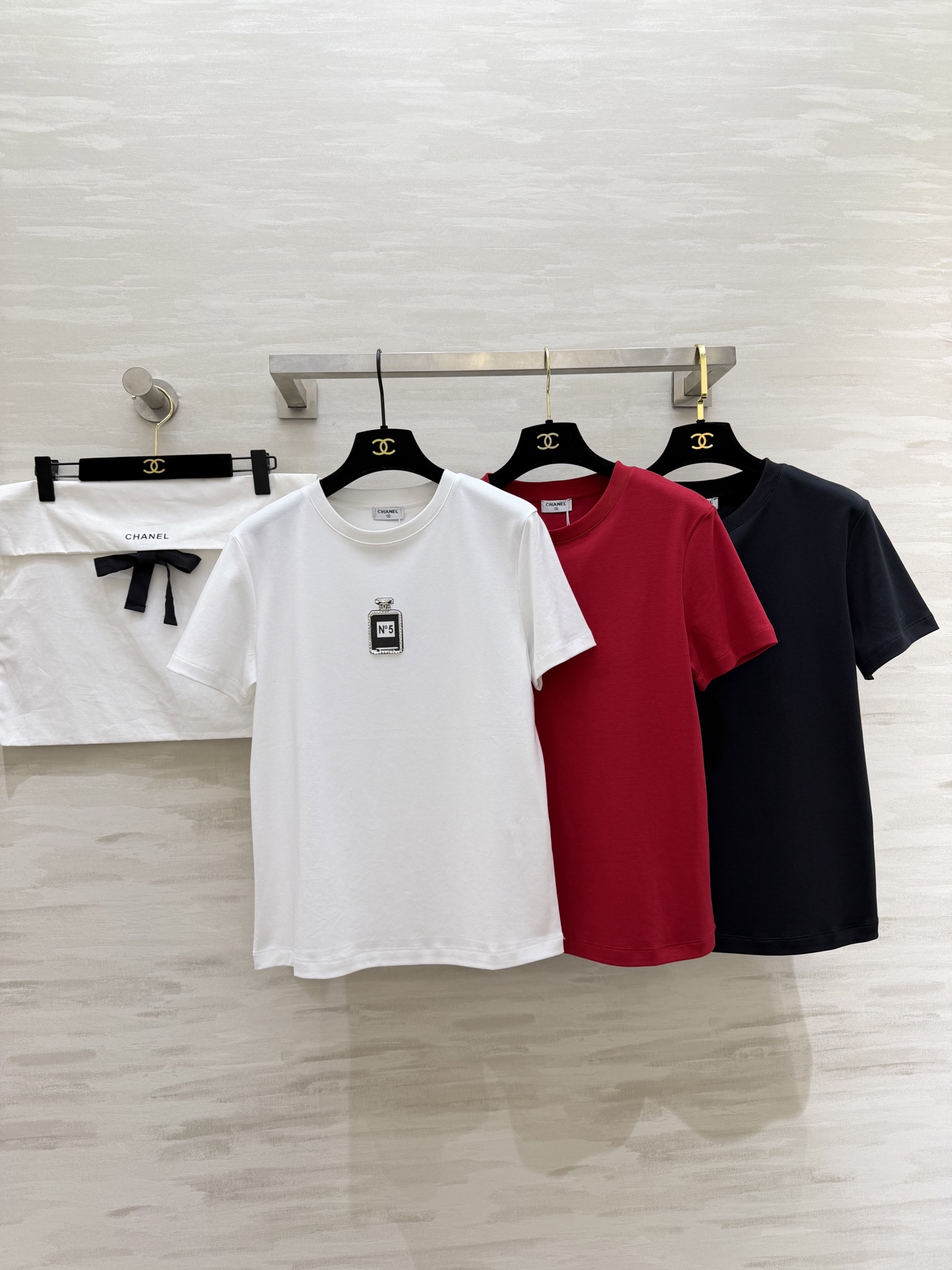 #Chane♡²⁶春夏新款 经典No⁵钉珠T恤 超级百搭王 胸口的N°5香水瓶图案精致又吸睛 软乎亲肤高