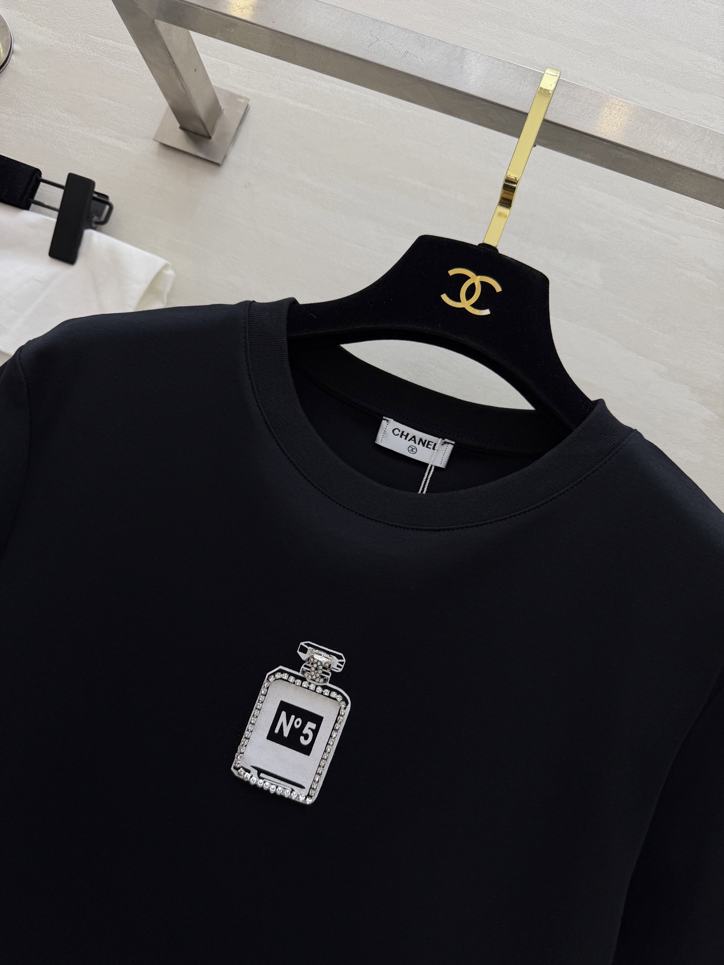 #Chane♡²⁶春夏新款 经典No⁵钉珠T恤 超级百搭王 胸口的N°5香水瓶图案精致又吸睛 软乎亲肤高