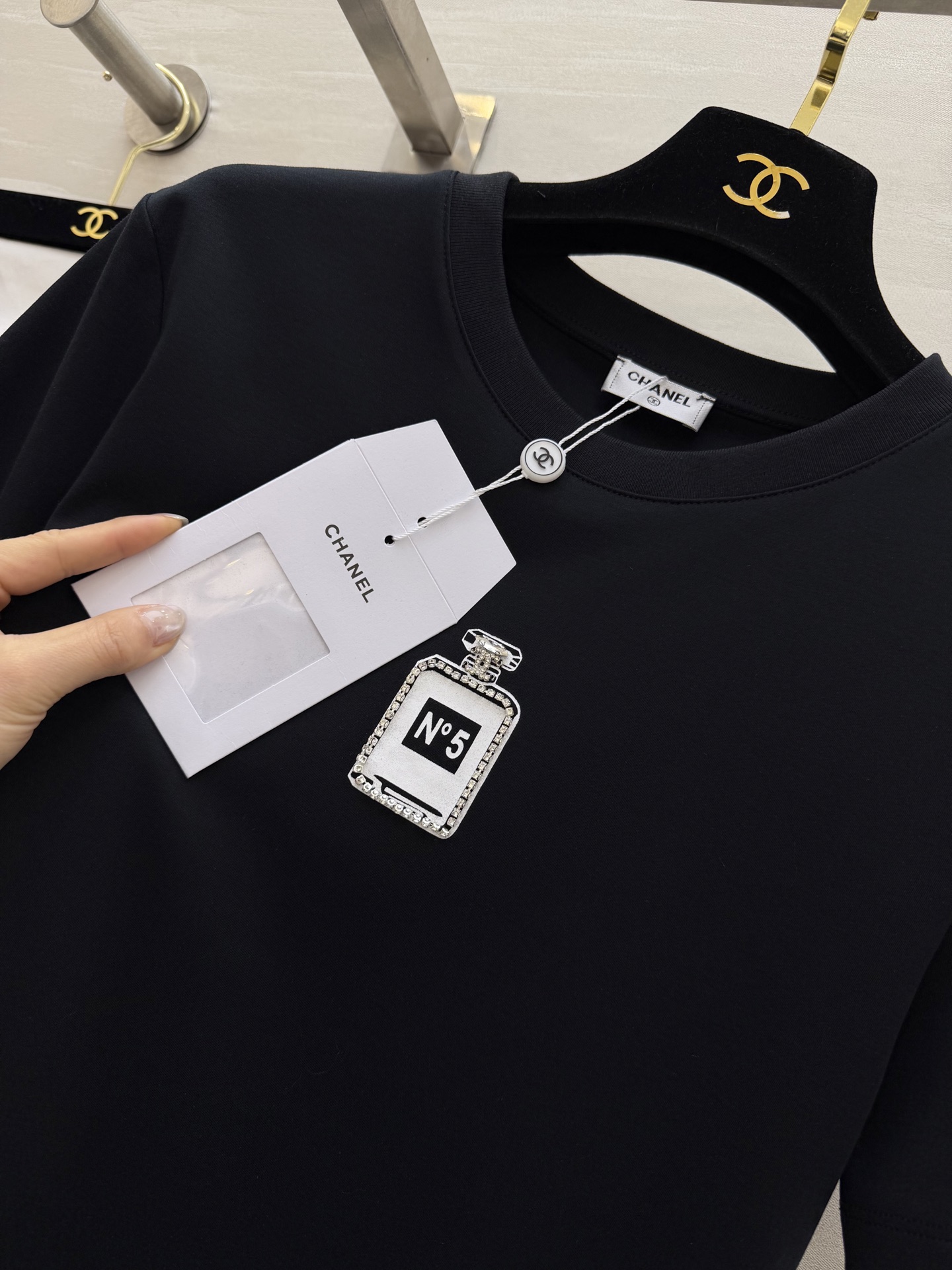 #Chane♡²⁶春夏新款 经典No⁵钉珠T恤 超级百搭王 胸口的N°5香水瓶图案精致又吸睛 软乎亲肤高