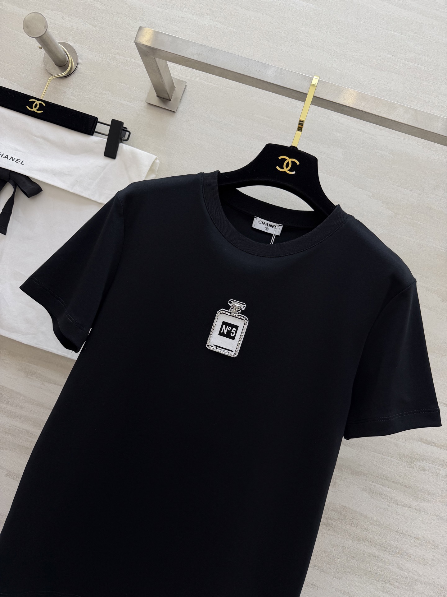 #Chane♡²⁶春夏新款 经典No⁵钉珠T恤 超级百搭王 胸口的N°5香水瓶图案精致又吸睛 软乎亲肤高