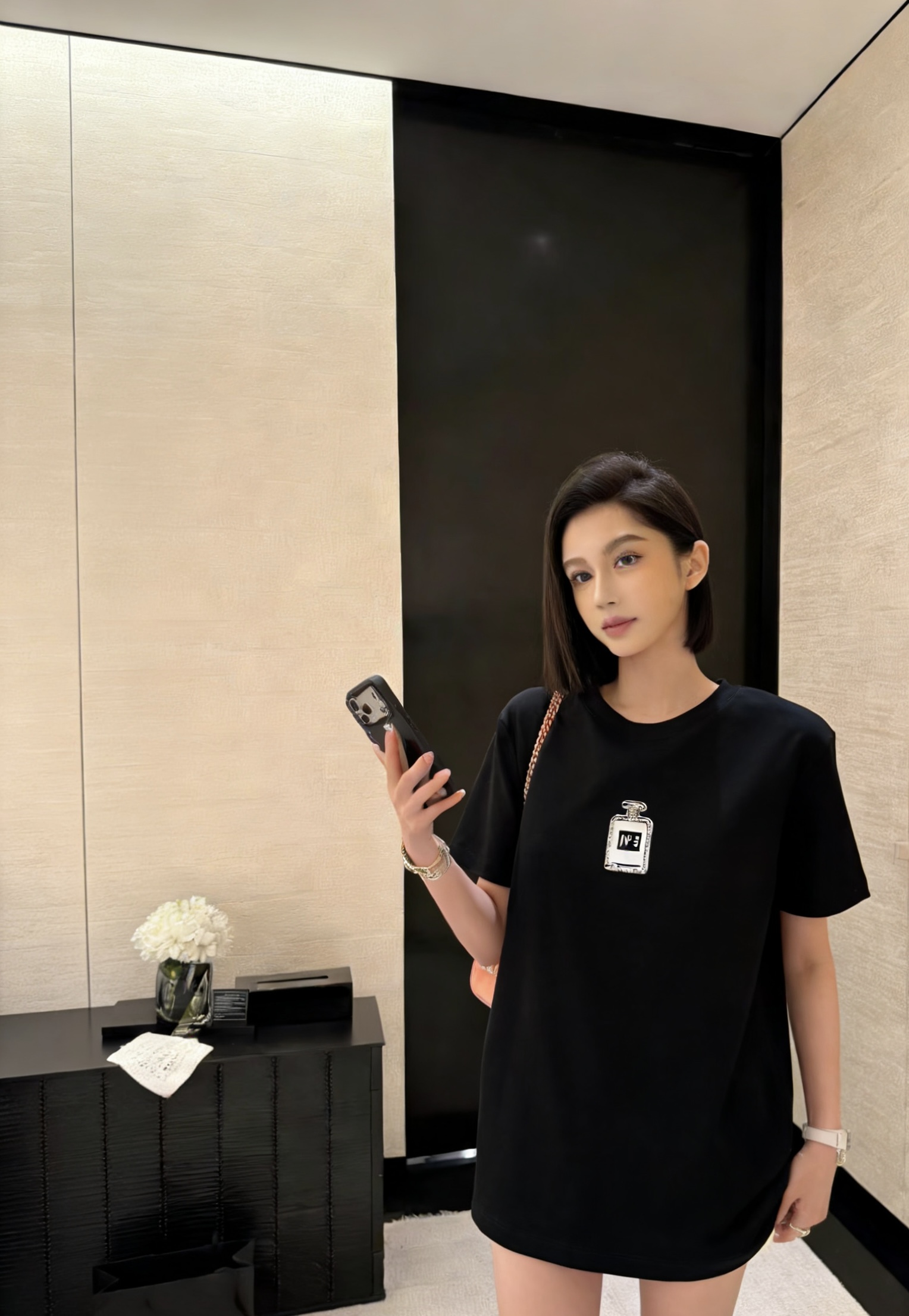 #Chane♡²⁶春夏新款 经典No⁵钉珠T恤 超级百搭王 胸口的N°5香水瓶图案精致又吸睛 软乎亲肤高