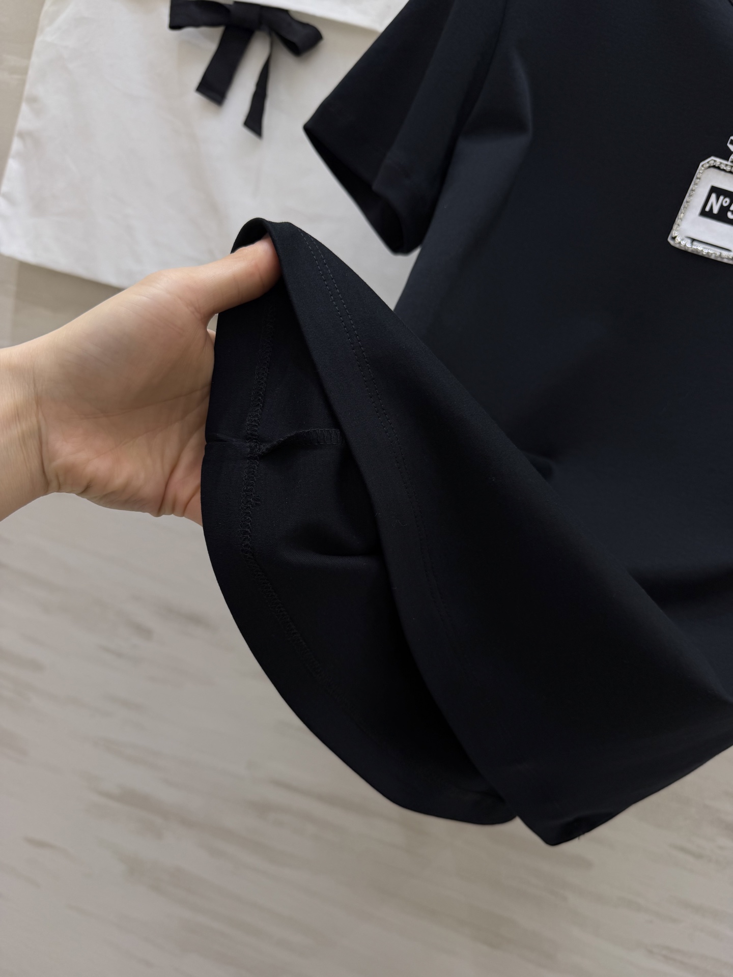 #Chane♡²⁶春夏新款 经典No⁵钉珠T恤 超级百搭王 胸口的N°5香水瓶图案精致又吸睛 软乎亲肤高