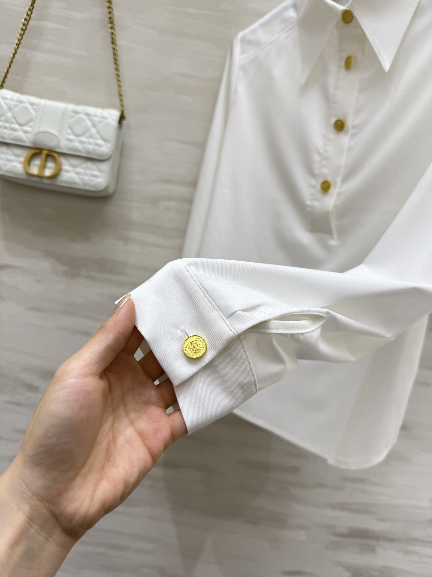 #Celin♡²⁶春夏新款 金扣装饰衬衣 高品质 现货首发size：S/M/L（s码肩宽：36，胸围：9