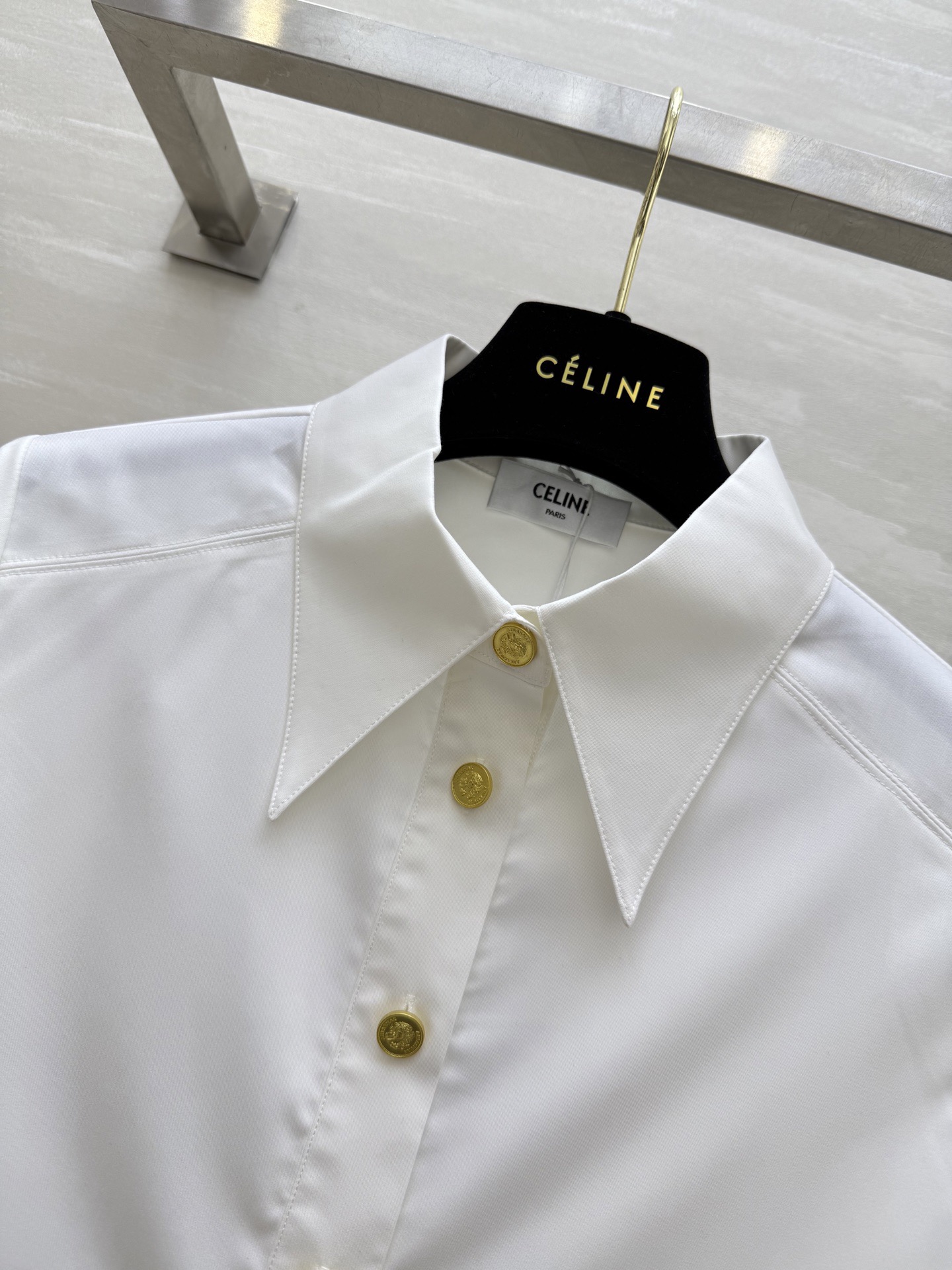 #Celin♡²⁶春夏新款 金扣装饰衬衣 高品质 现货首发size：S/M/L（s码肩宽：36，胸围：9