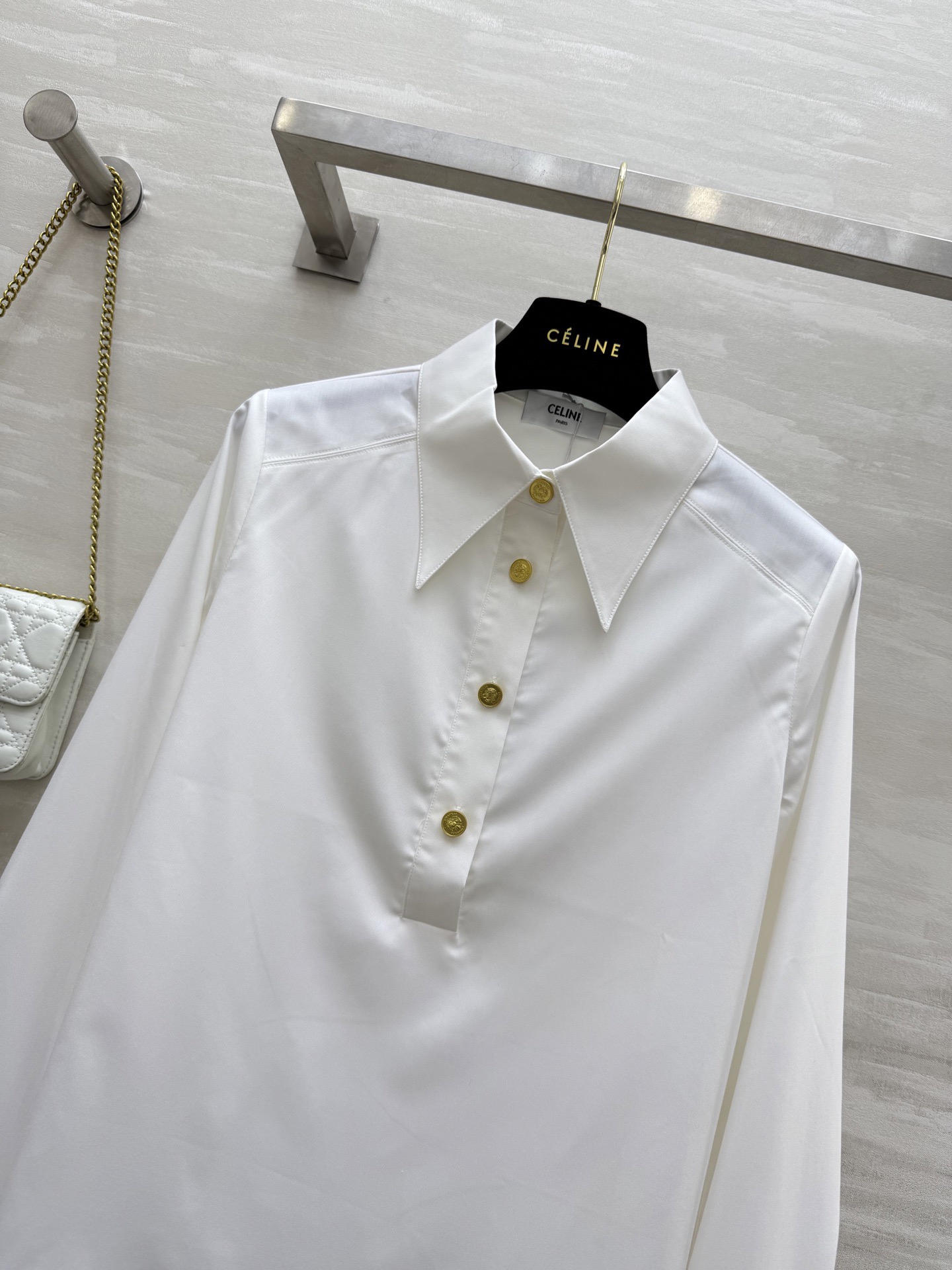 #Celin♡²⁶春夏新款 金扣装饰衬衣 高品质 现货首发size：S/M/L（s码肩宽：36，胸围：9